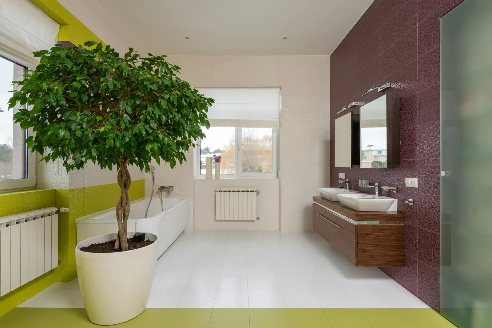 Phòng tắm master hiện đại phối màu tươi sáng, tích hợp bồn tắm, cabin kính và tủ lavabo đôi đón trọn ánh sáng tự nhiên. | Thiết kế nội thất 24