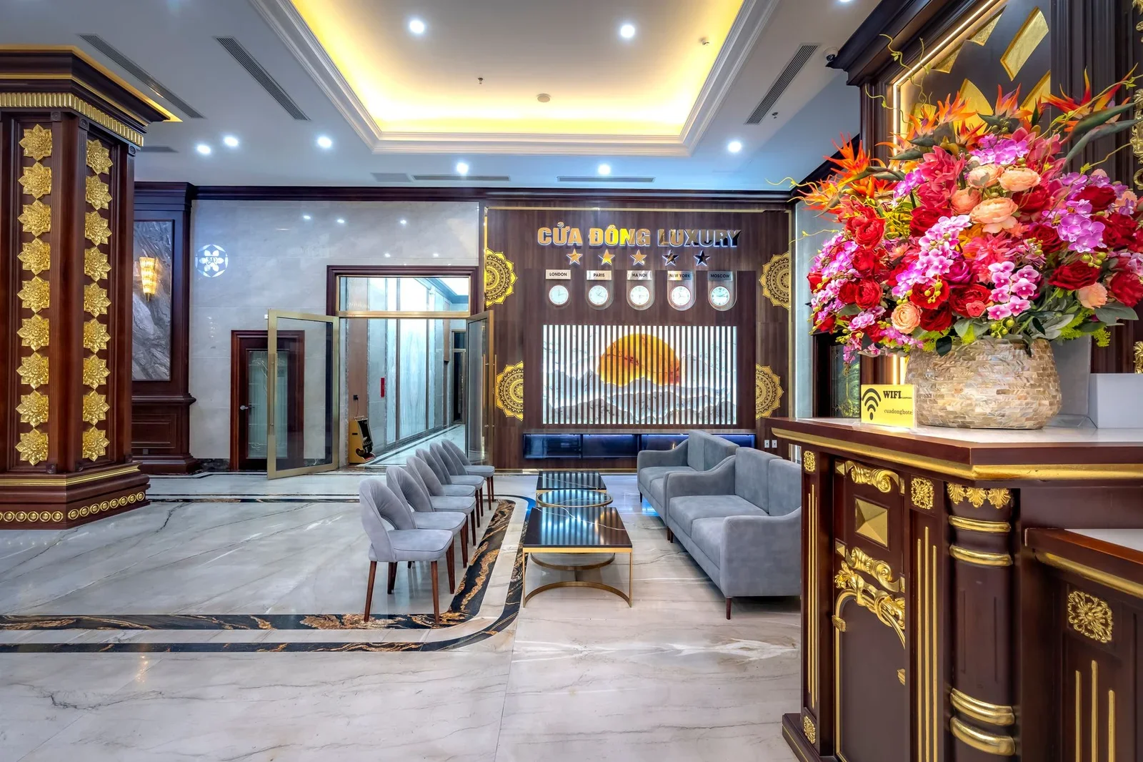 Sảnh đón khách xa hoa với ghế ngồi hiện đại và hoa tươi nghệ thuật, tạo ấn tượng sang trọng ngay từ lối vào. | Thiết kế nội thất 24