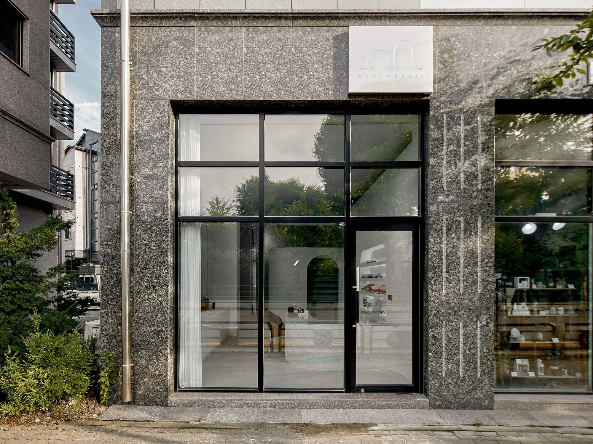 Không Gian Tinh Tế - Nail Studio LUXE