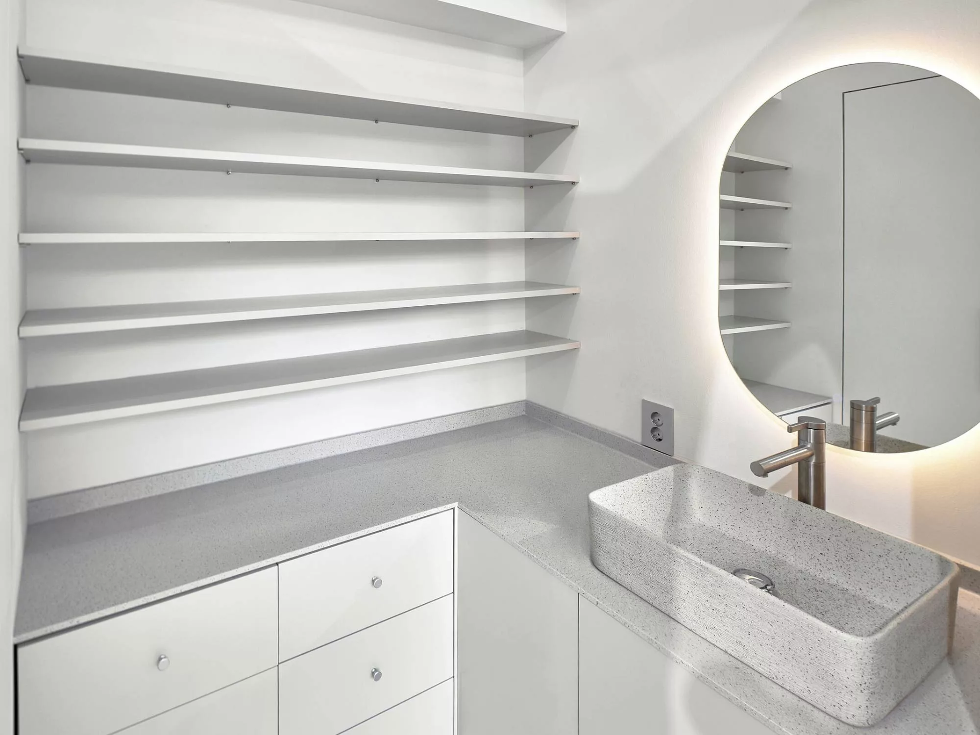 Không Gian Tinh Tế - Nail Studio LUXE