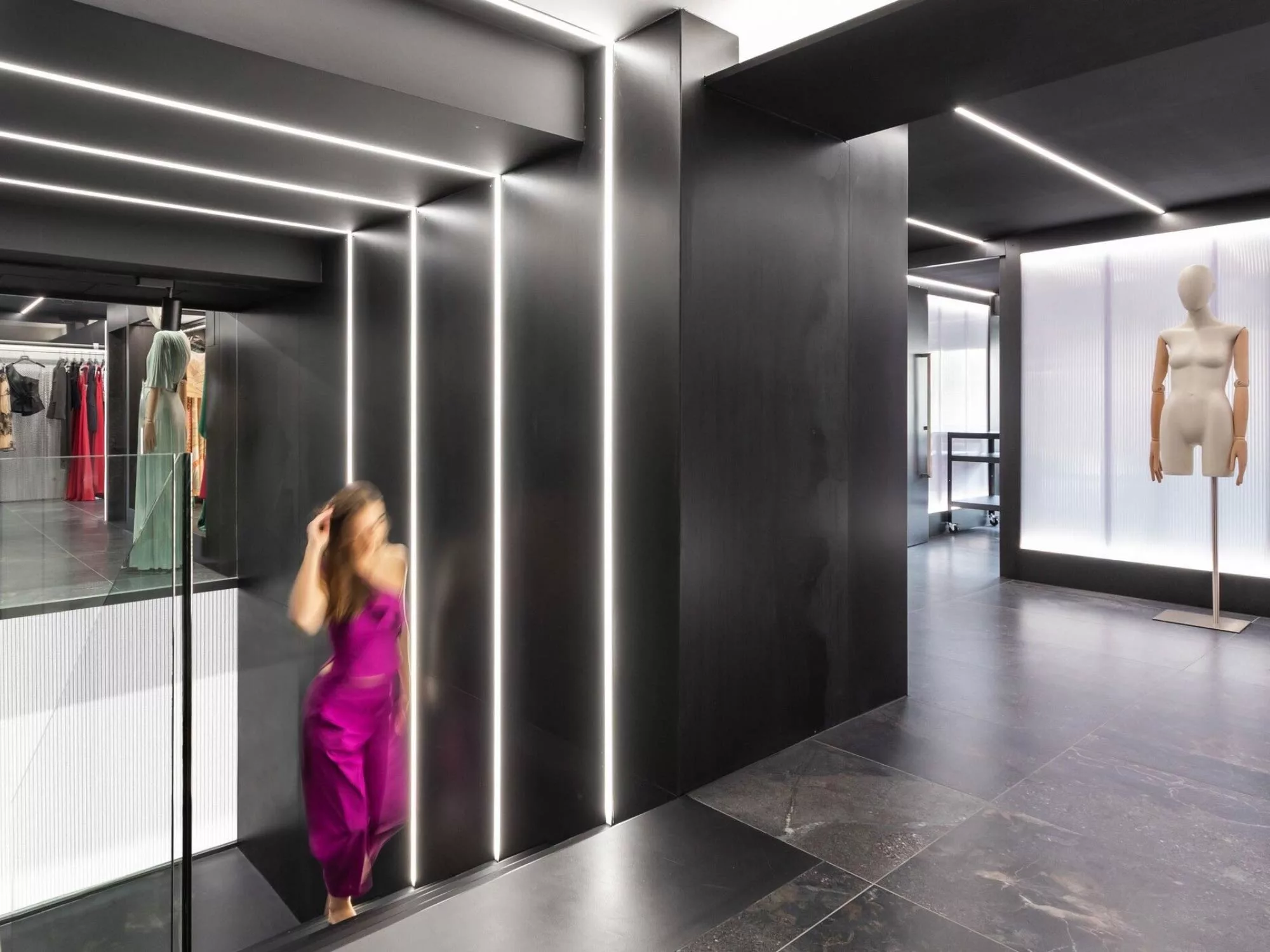 Không Gian Tinh Tế - Showroom Thời Trang Lạc Hồng