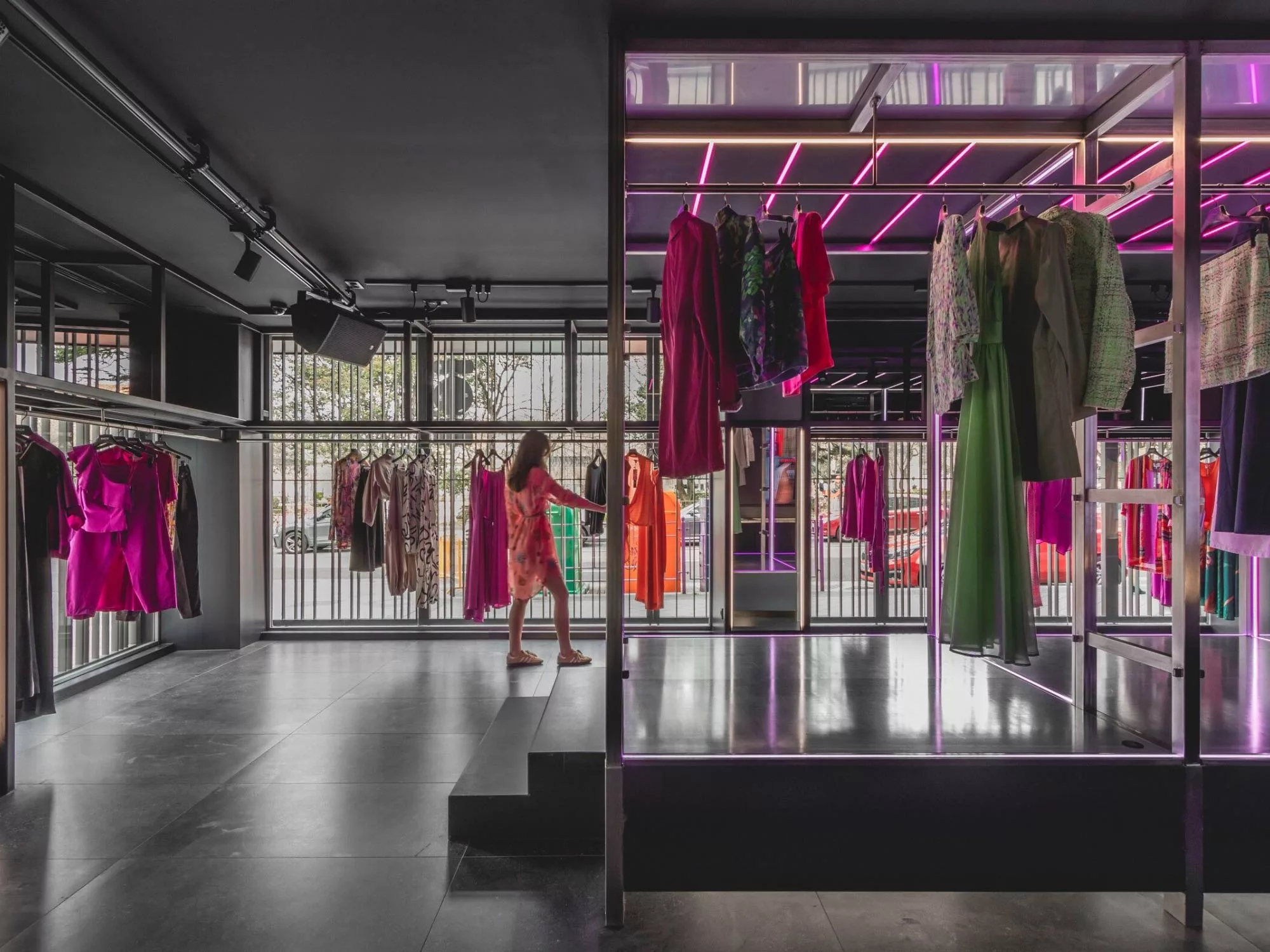 Không Gian Tinh Tế - Showroom Thời Trang Lạc Hồng
