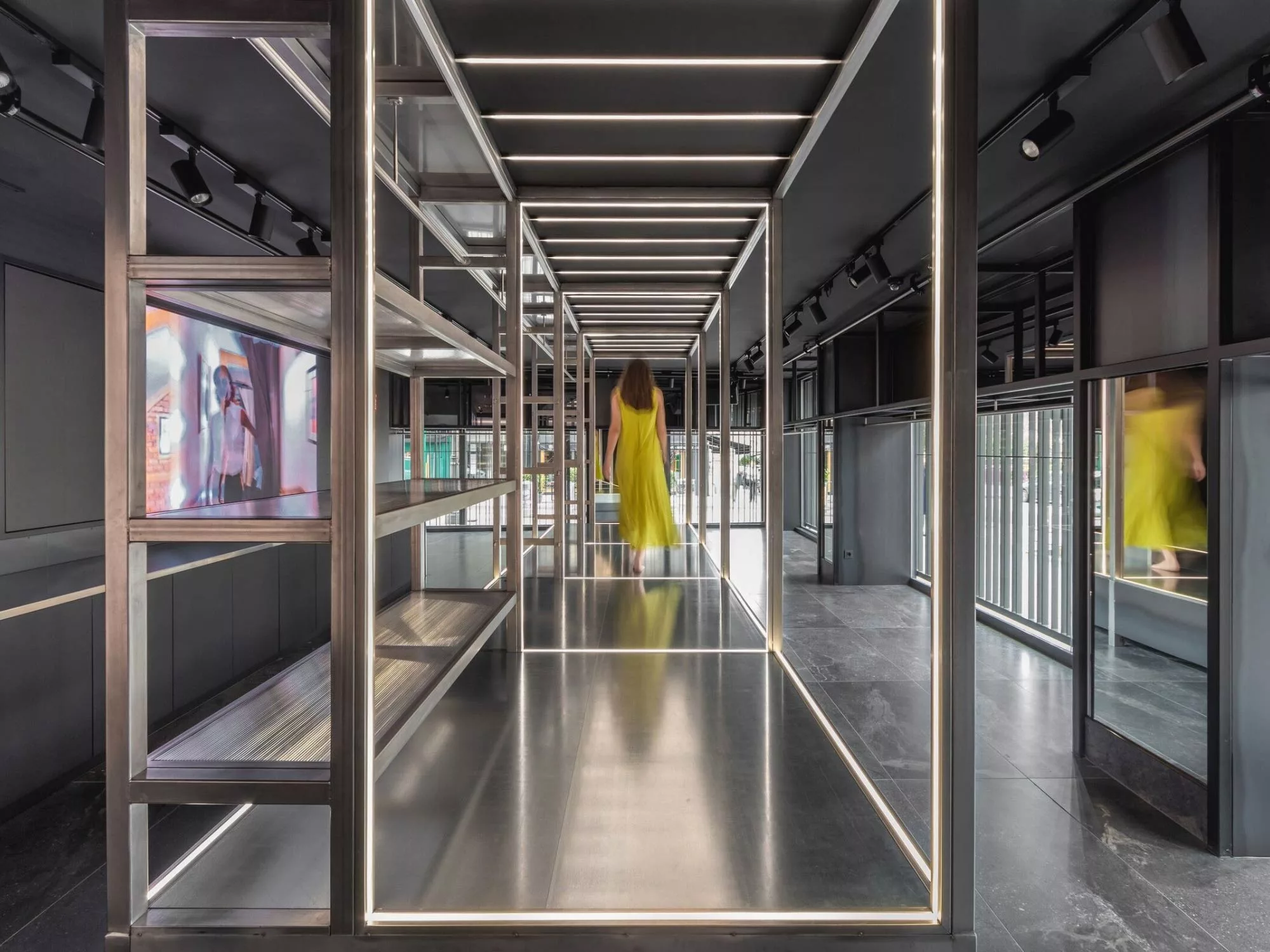 Không Gian Tinh Tế - Showroom Thời Trang Lạc Hồng