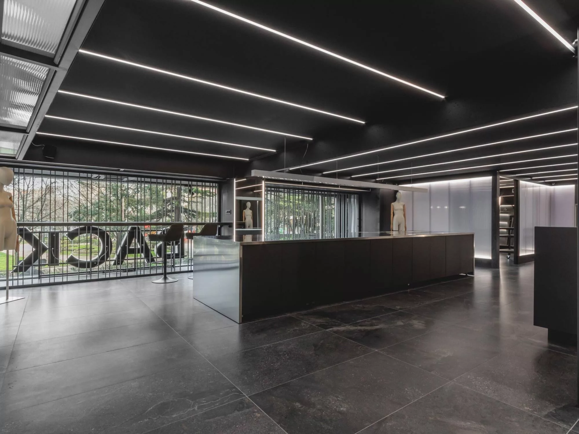 Không Gian Tinh Tế - Showroom Thời Trang Lạc Hồng