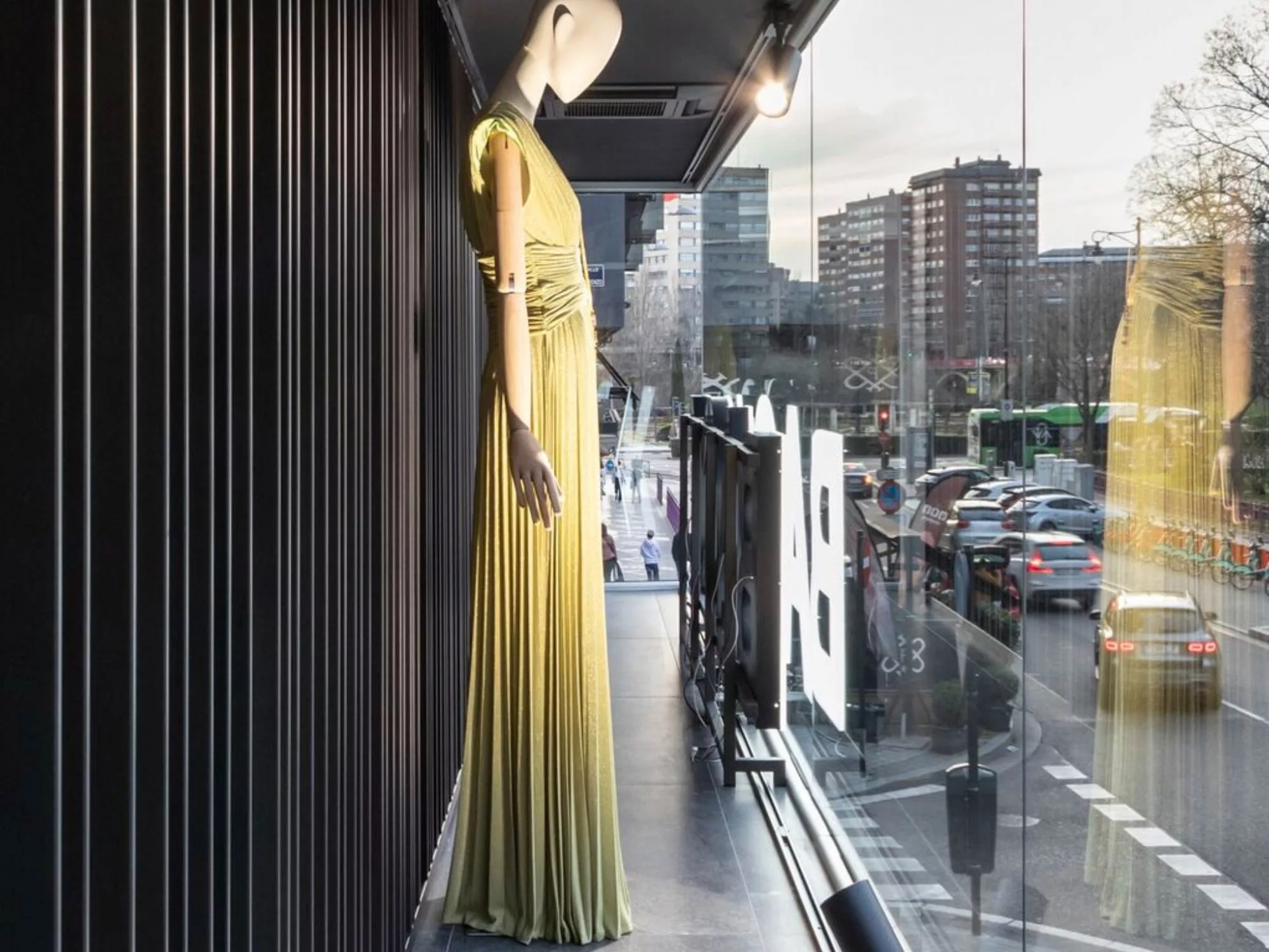 Không Gian Tinh Tế - Showroom Thời Trang Lạc Hồng