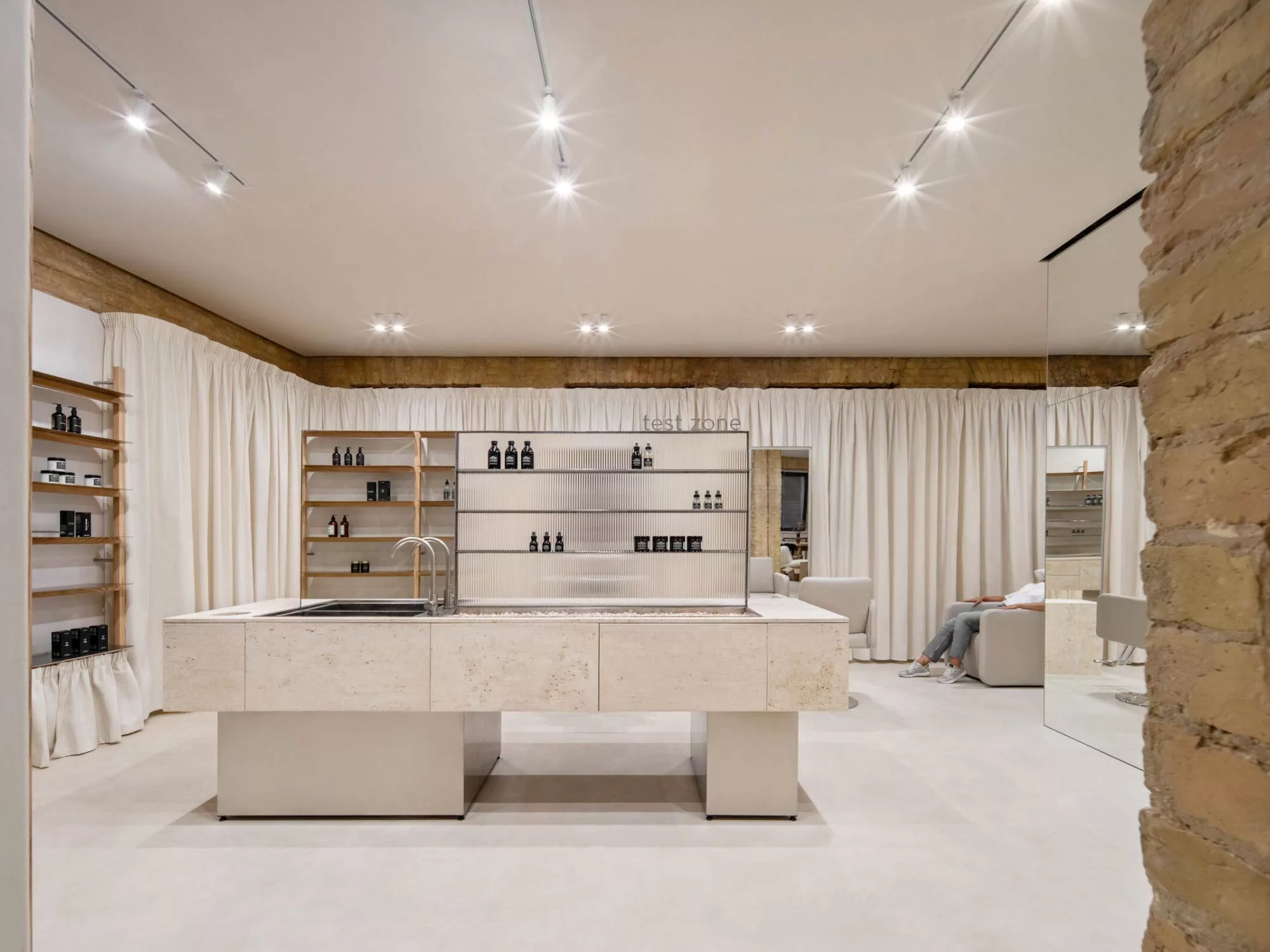 Không Gian Tinh Tế - Showroom Mỹ Phẩm LUXE Cosmetics