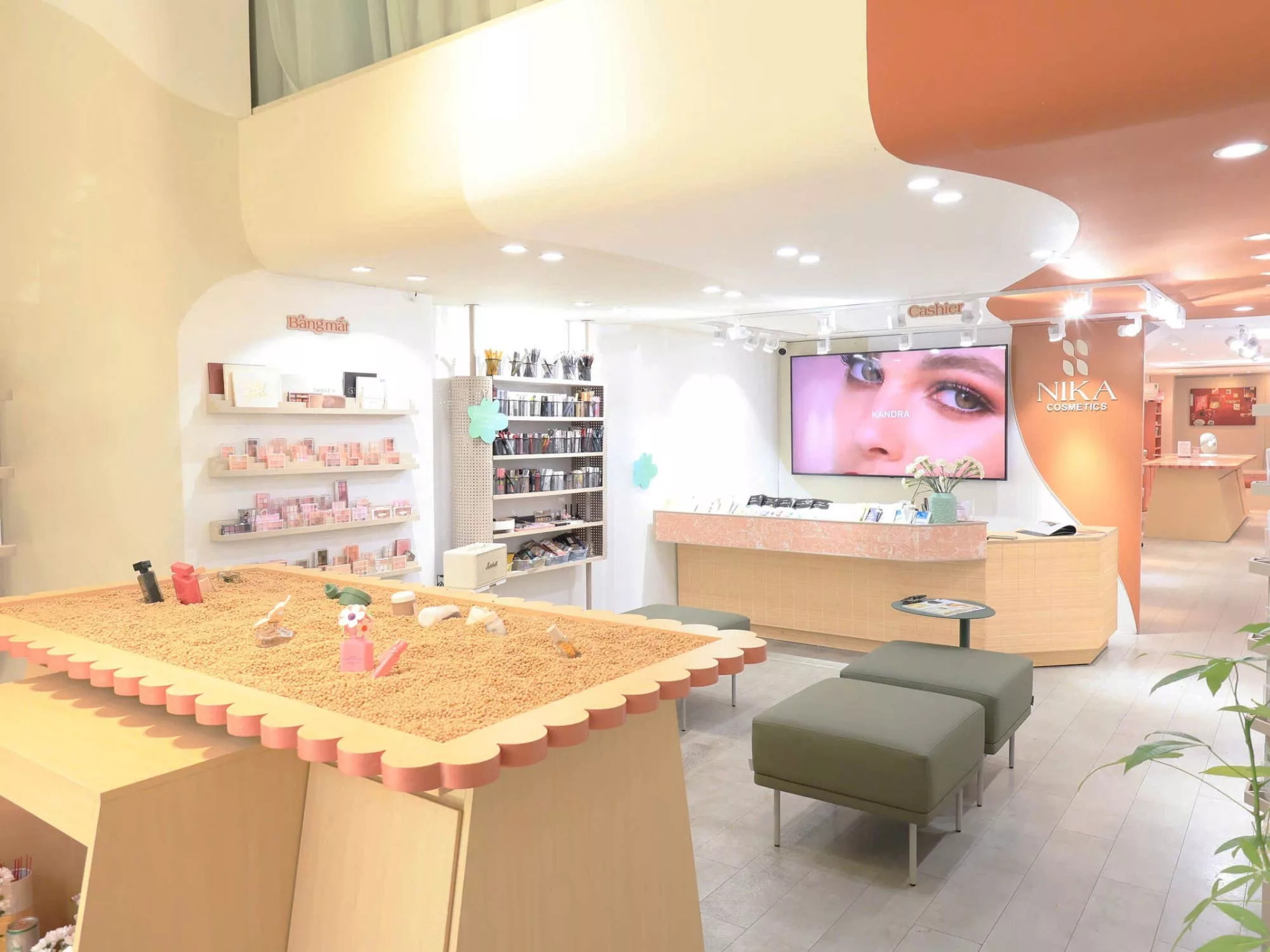 Không Gian Tinh Tế - Showroom Mỹ Phẩm LUXE ELEGANCE