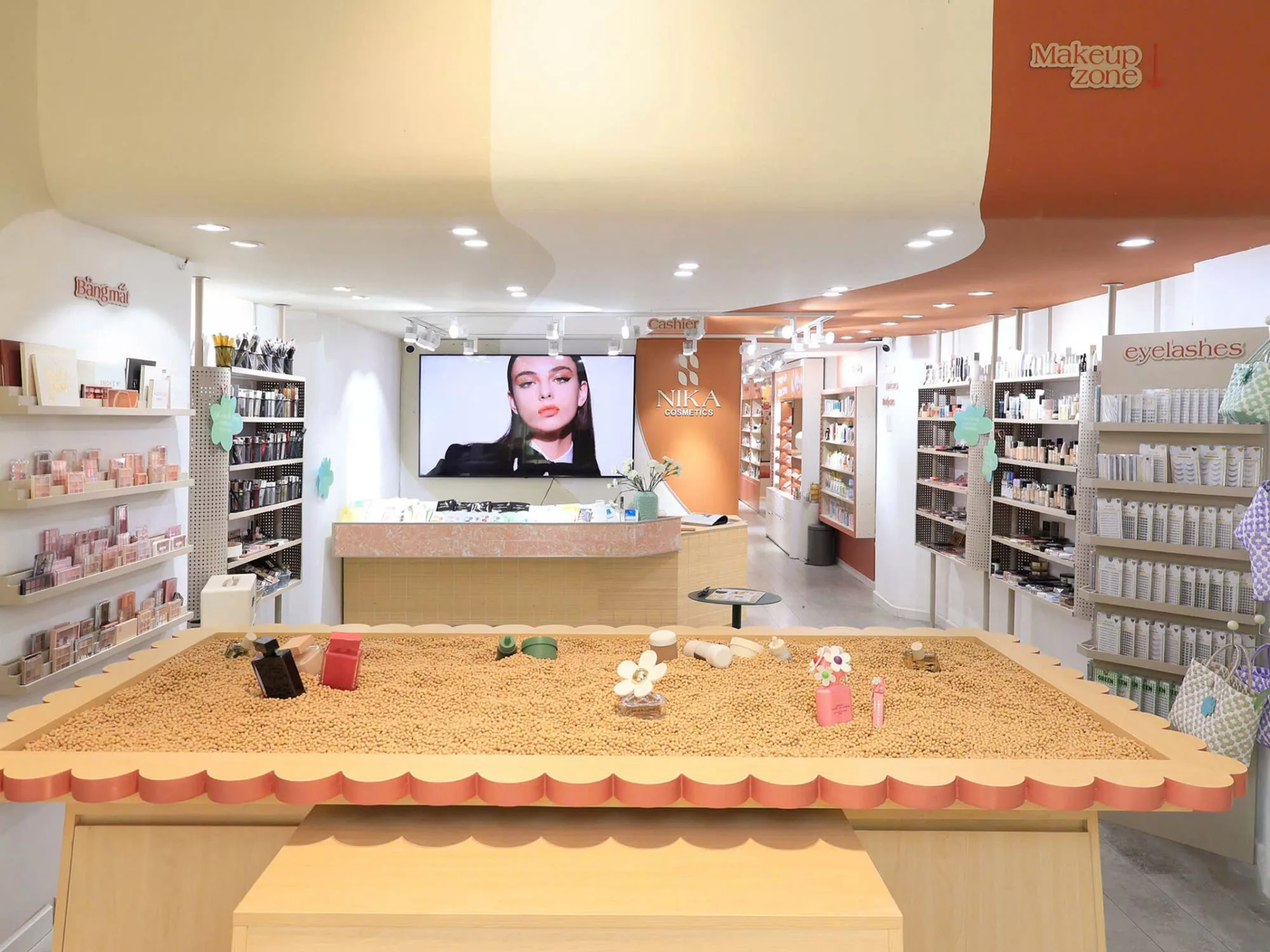 Không Gian Tinh Tế - Showroom Mỹ Phẩm LUXE ELEGANCE