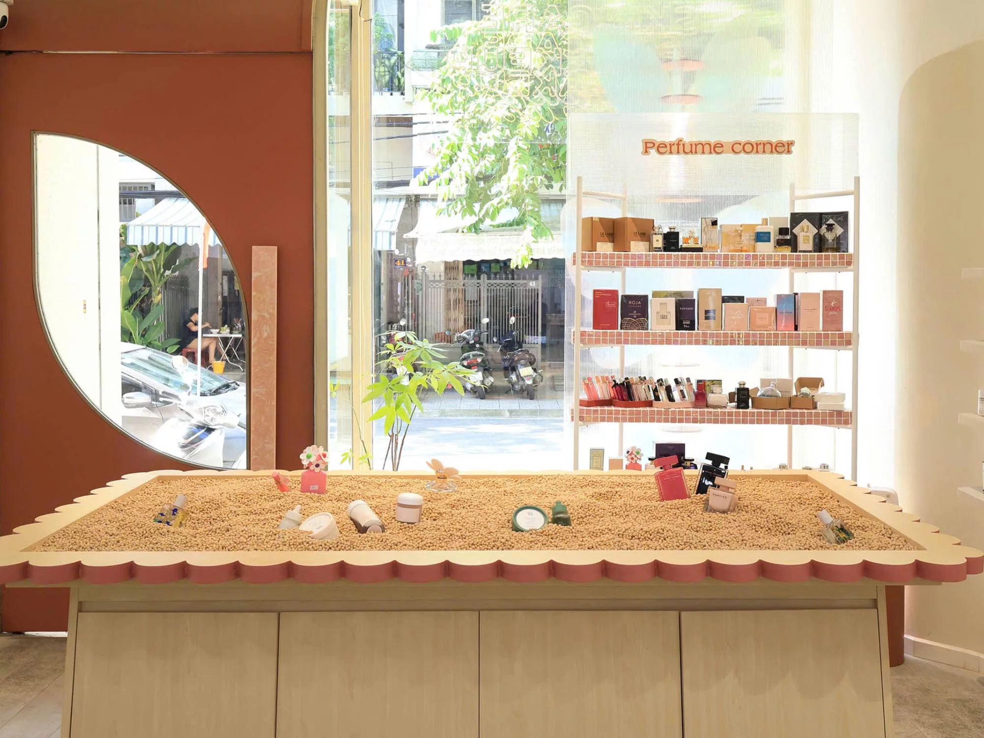 Không Gian Tinh Tế - Showroom Mỹ Phẩm LUXE ELEGANCE