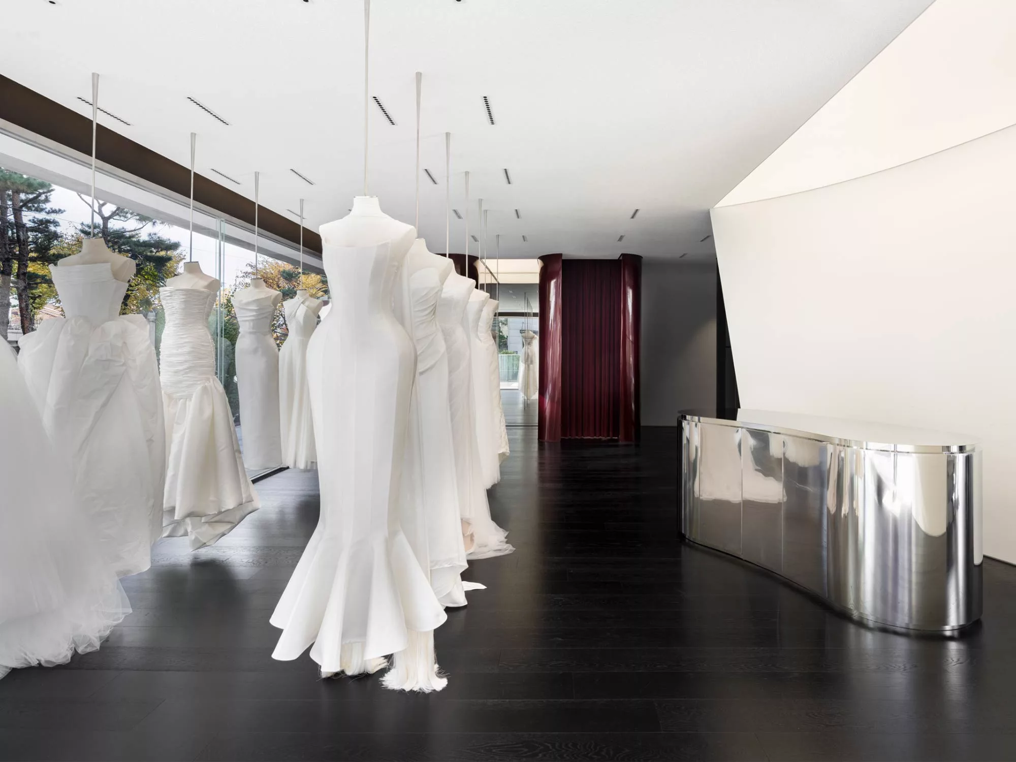 Không Gian Tinh Tế - Showroom Mỹ Phẩm LUXE ELEGANCE