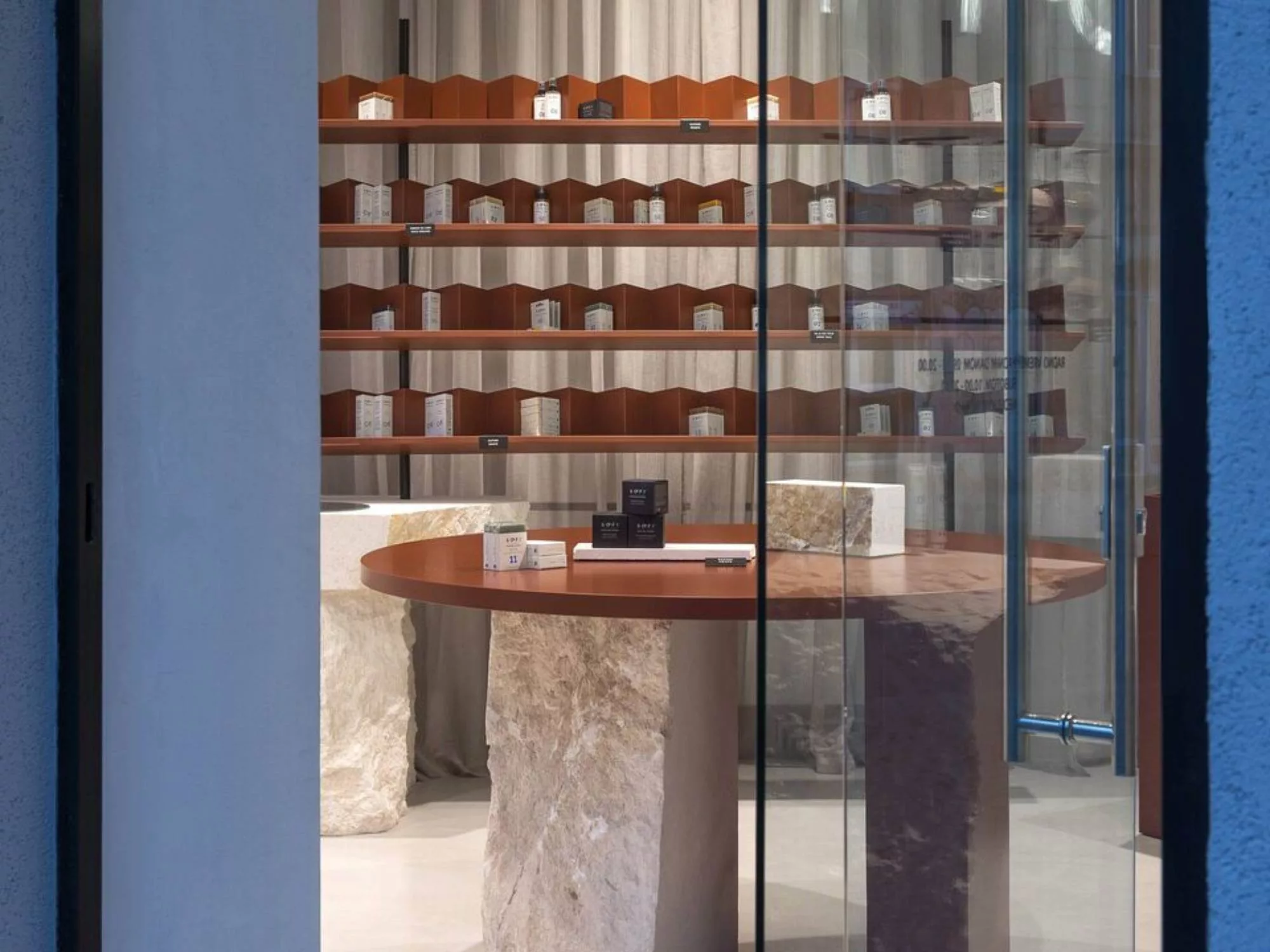 Không Gian Thanh Lịch - Showroom Mỹ Phẩm LUXE ELEGANCE