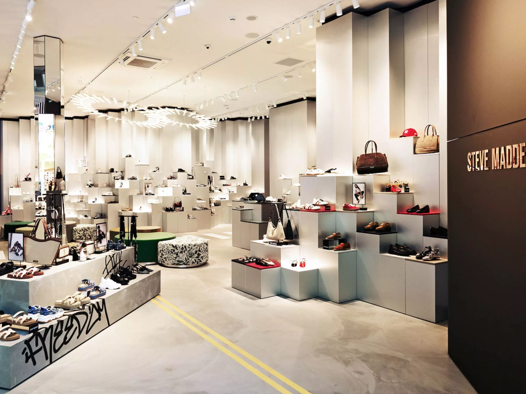 Không Gian Trải Nghiệm Thời Trang: Thiết Kế Showroom Urban Vogue