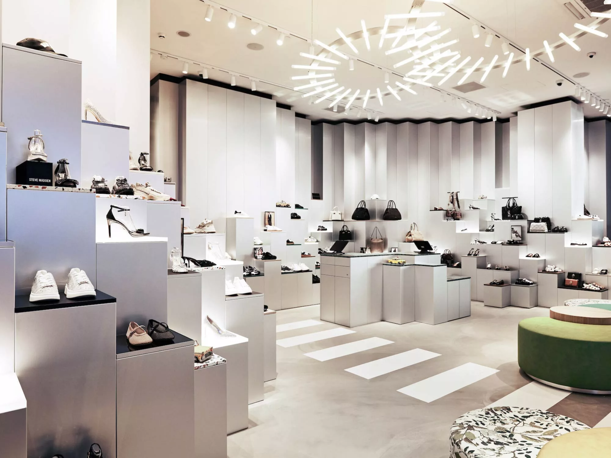 Không Gian Trải Nghiệm Thời Trang: Thiết Kế Showroom Urban Vogue