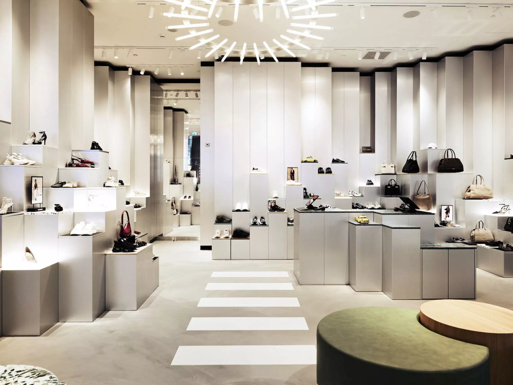 Không Gian Trải Nghiệm Thời Trang: Thiết Kế Showroom Urban Vogue