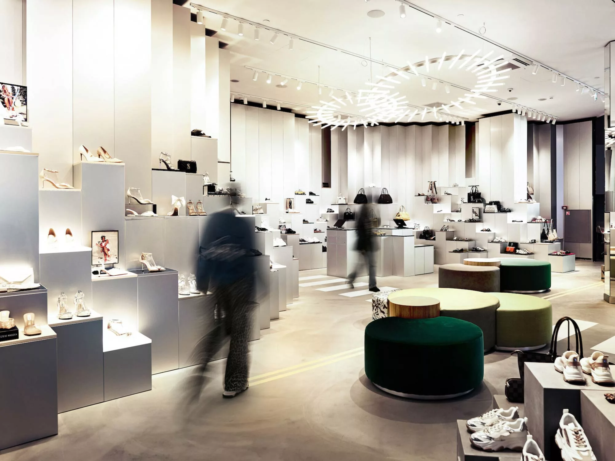 Không Gian Trải Nghiệm Thời Trang: Thiết Kế Showroom Urban Vogue