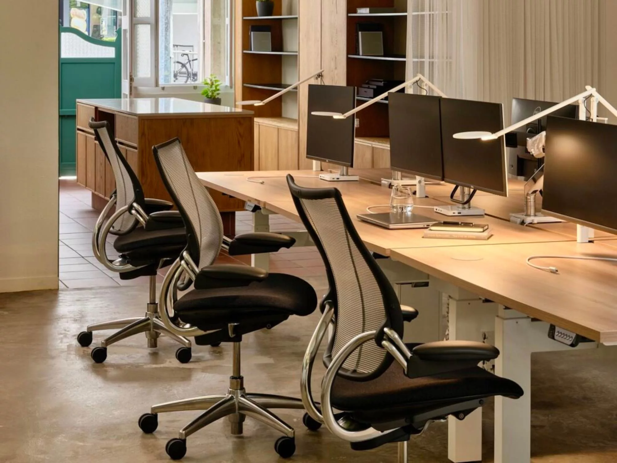 Không Gian Tối Ưu - Trải Nghiệm Sáng Tạo Tại Showroom VinaWork
