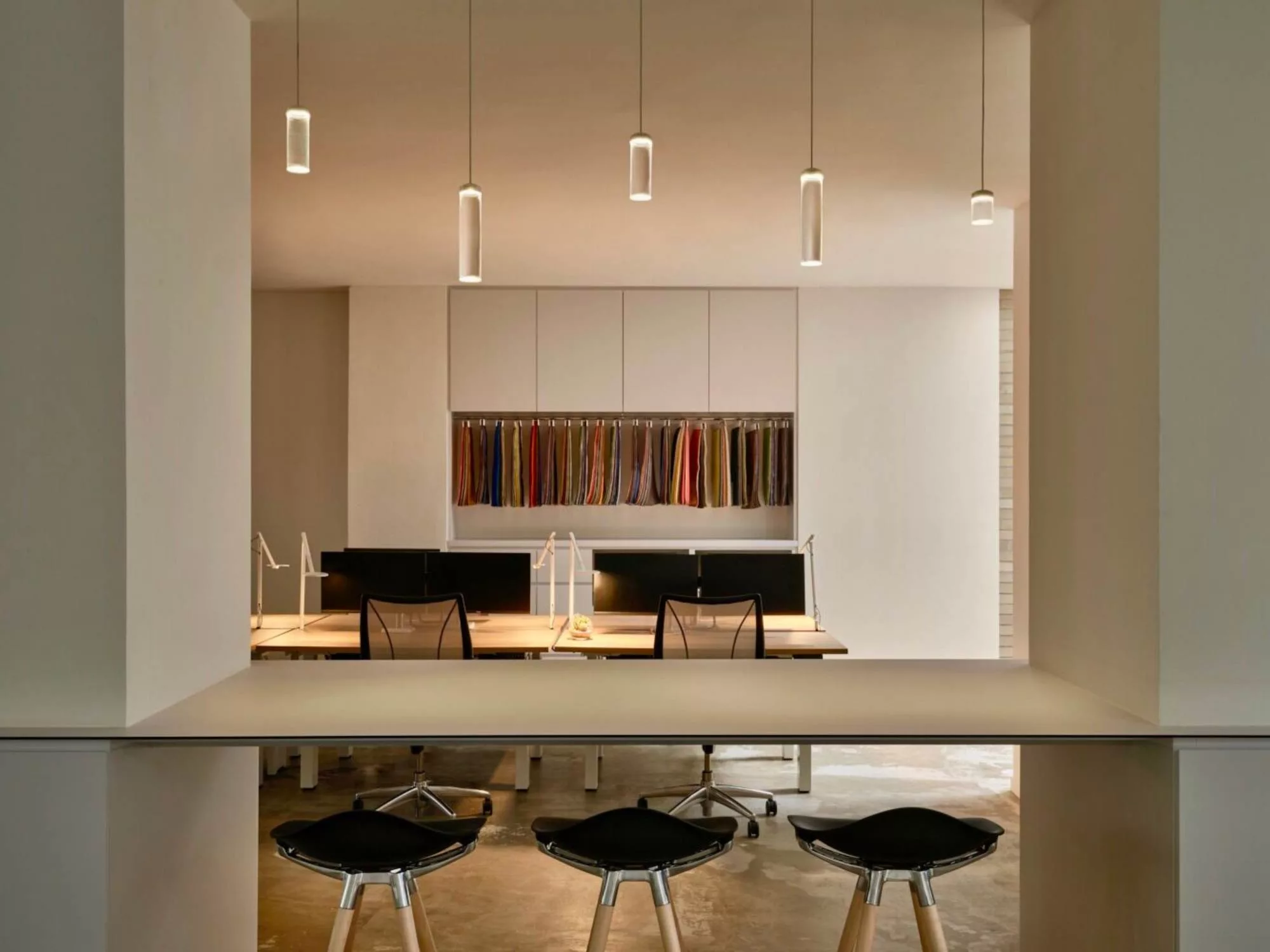 Không Gian Tối Ưu - Trải Nghiệm Sáng Tạo Tại Showroom VinaWork
