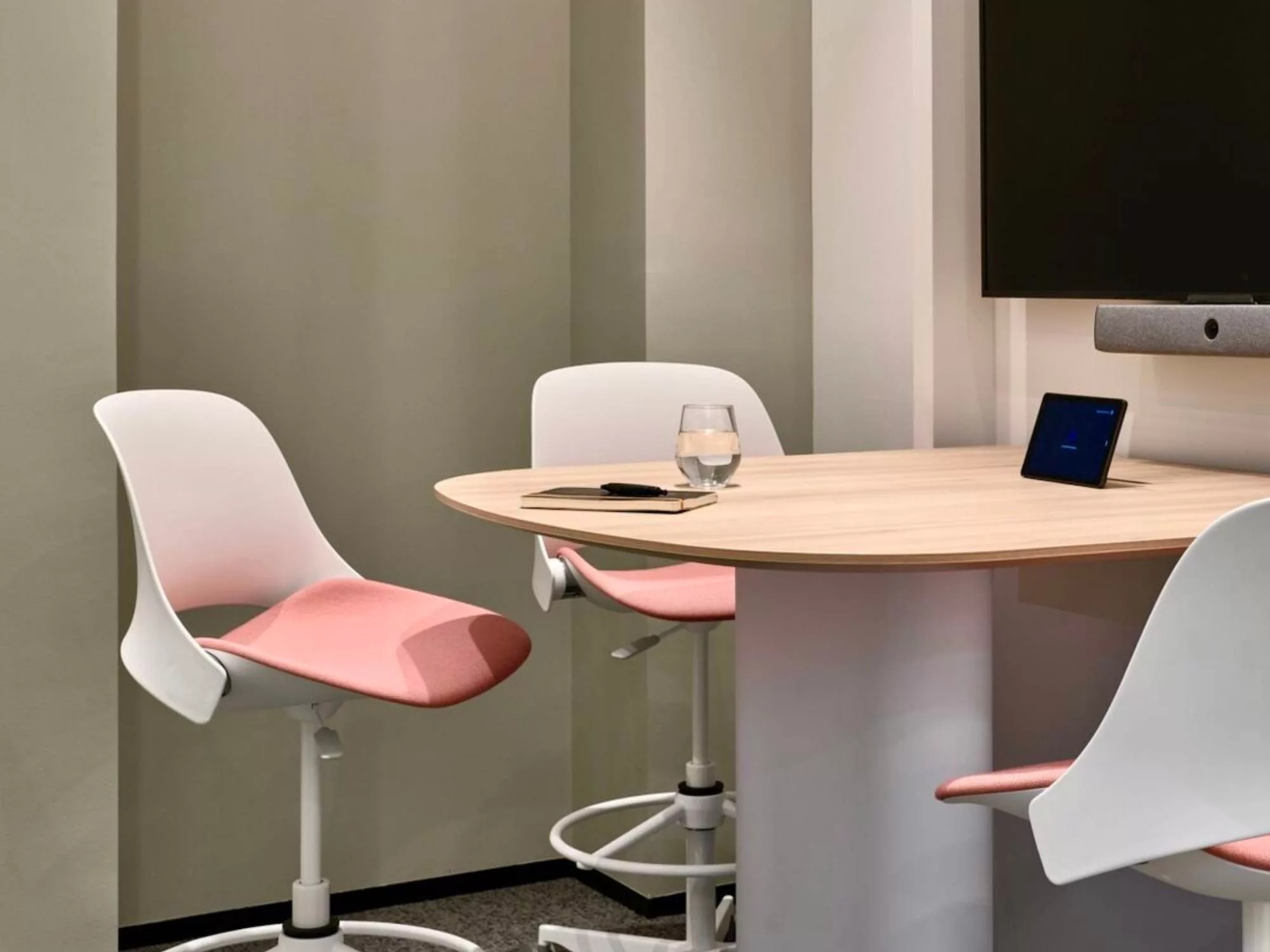 Không Gian Tối Ưu - Trải Nghiệm Sáng Tạo Tại Showroom VinaWork