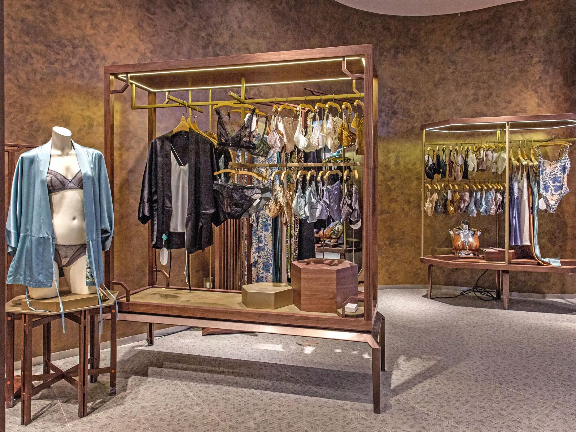 LỤC ĐỊA – KHÔNG GIAN TINH TẾ CỦA NHỮNG CHIẾC ÁO LÓT TRUYỀN THỐNG