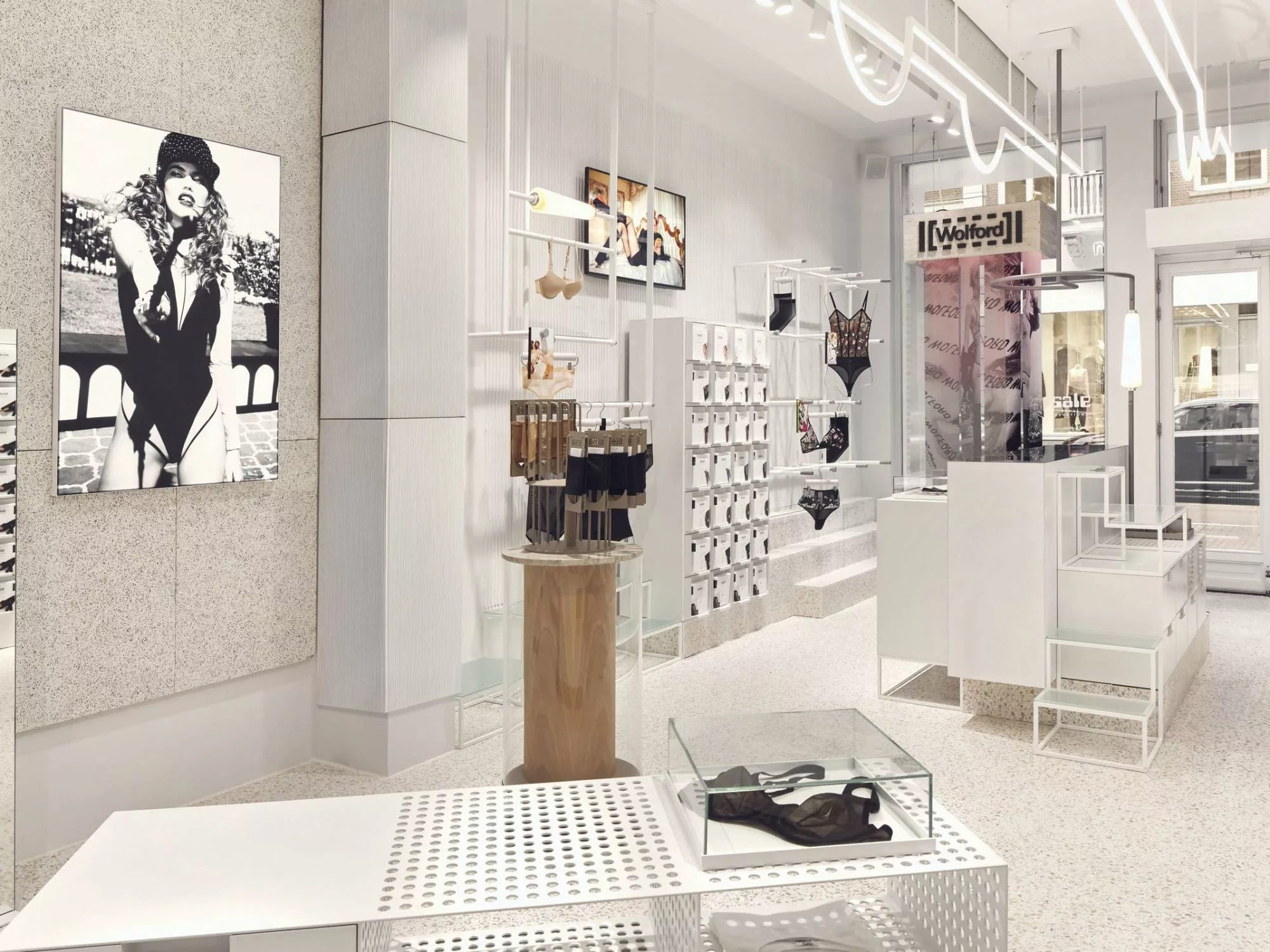 Lối Sống Tinh Tế - Thiết Kế Nội Thất Cao Cấp Cho Showroom Đồ Lót