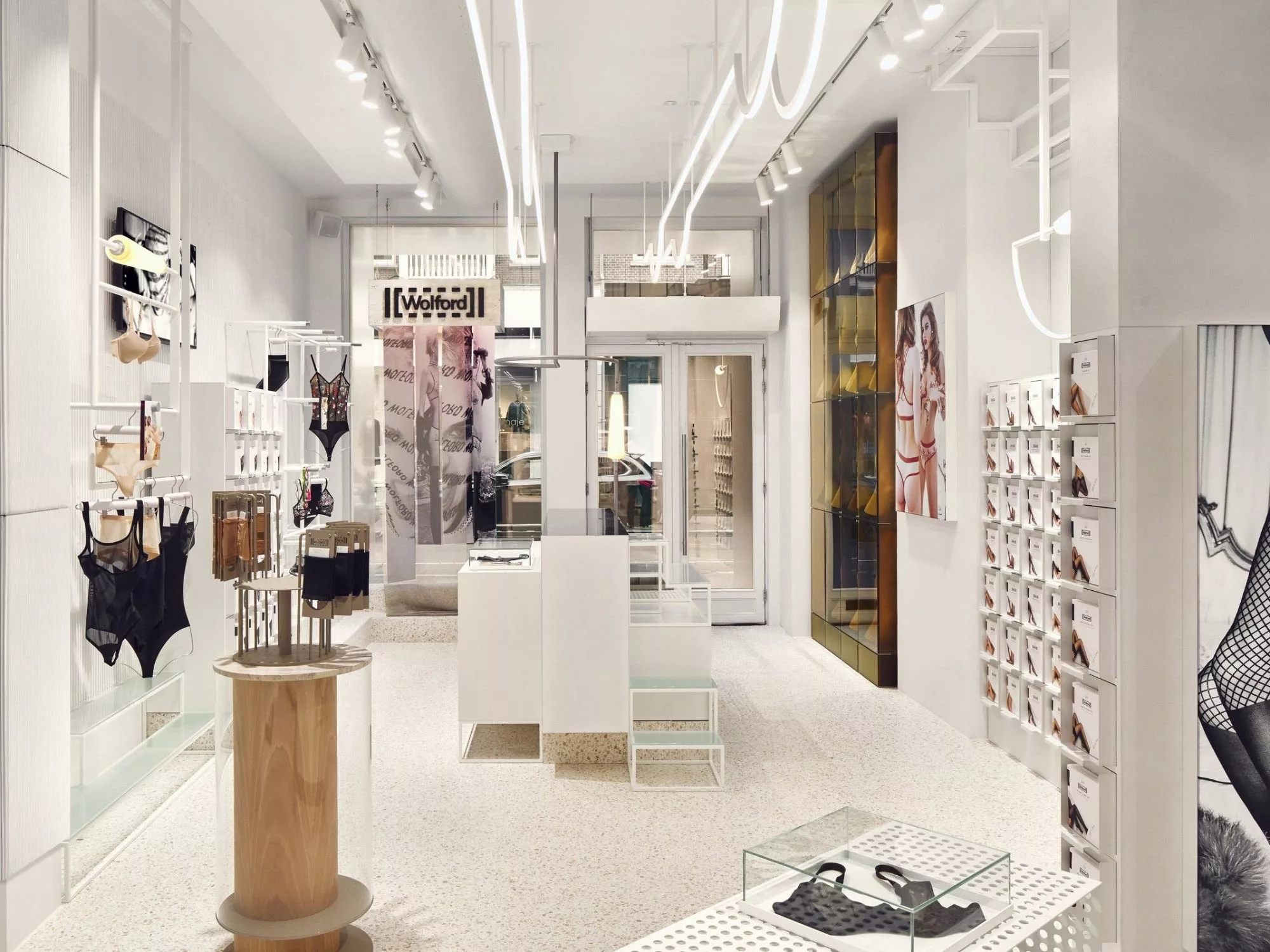 Lối Sống Tinh Tế - Thiết Kế Nội Thất Cao Cấp Cho Showroom Đồ Lót
