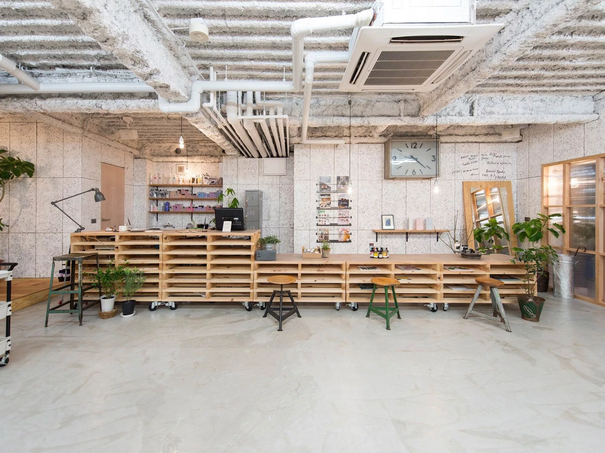 Không Gian Tinh Tế - Thiết Kế Nội Thất Cao Cấp cho Salon Thuần Việt