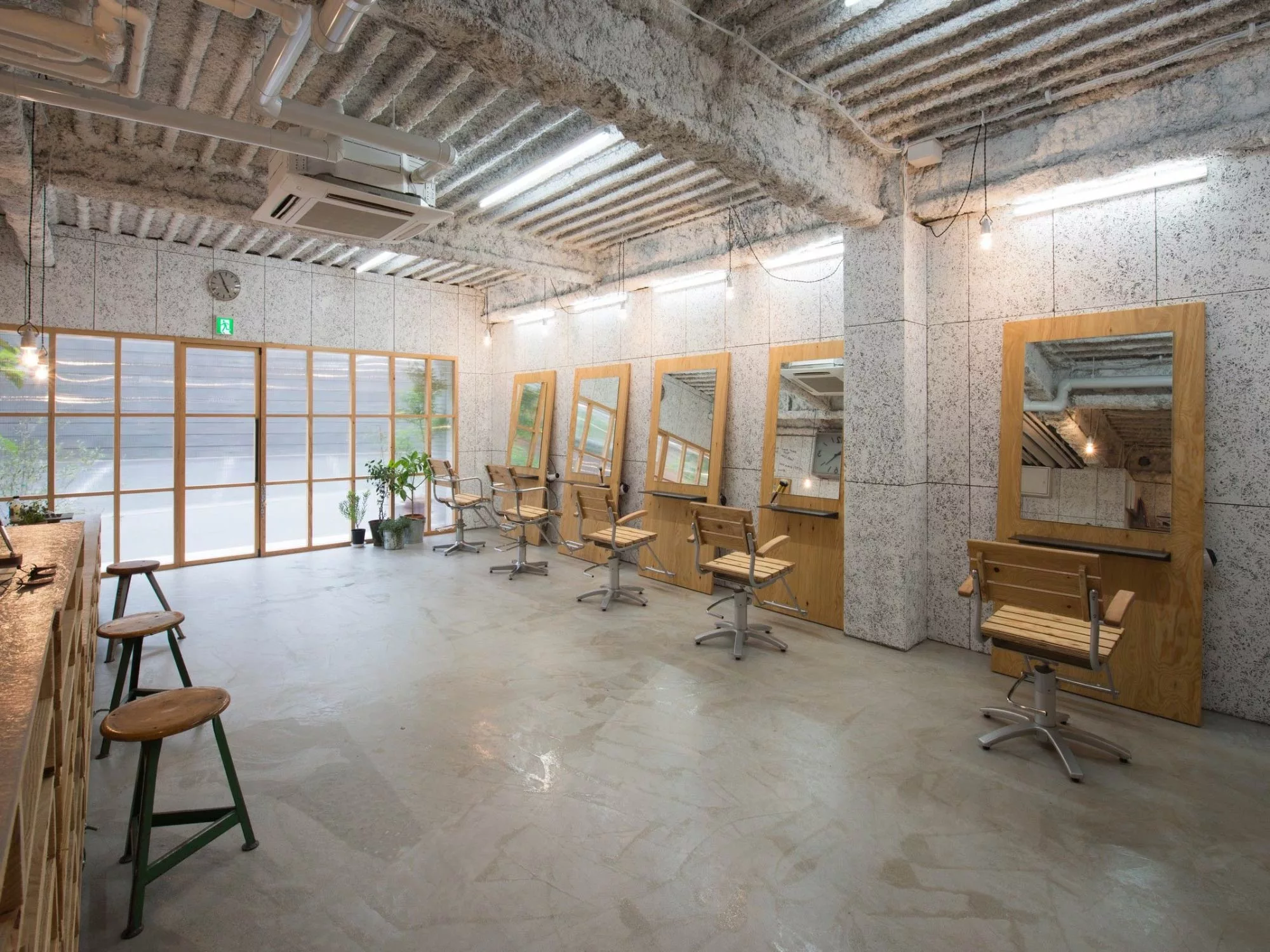 Không Gian Tinh Tế - Thiết Kế Nội Thất Cao Cấp cho Salon Thuần Việt