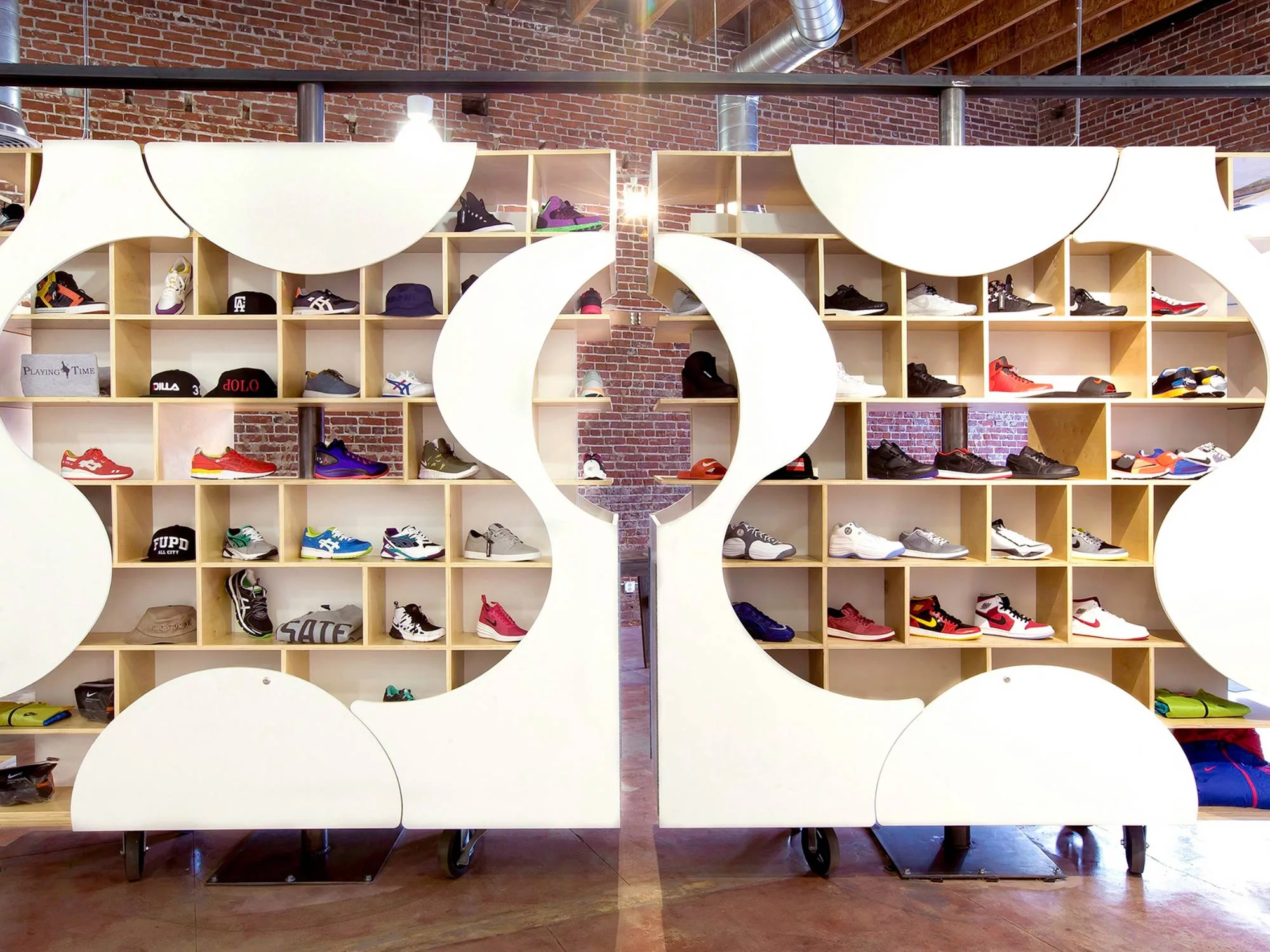 Không Gian Tinh Tế - Showroom Giày Dép Elegance