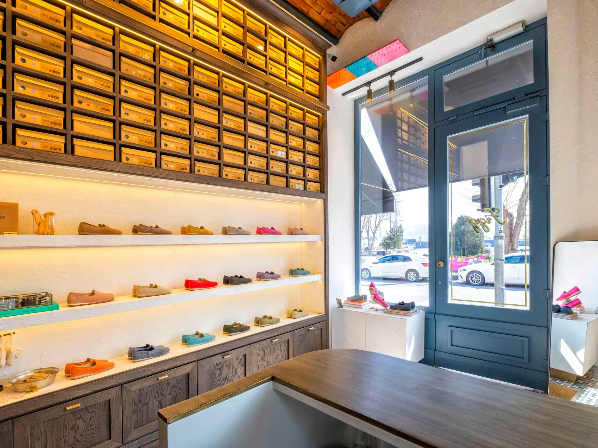 Không Gian Tinh Tế - Showroom Giày Dép Luna