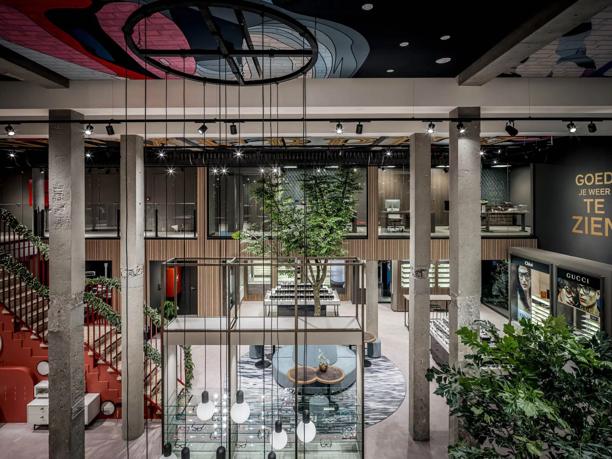 Không Gian Tinh Tế - Showroom Mắt Kính Phong Cách Hiện Đại