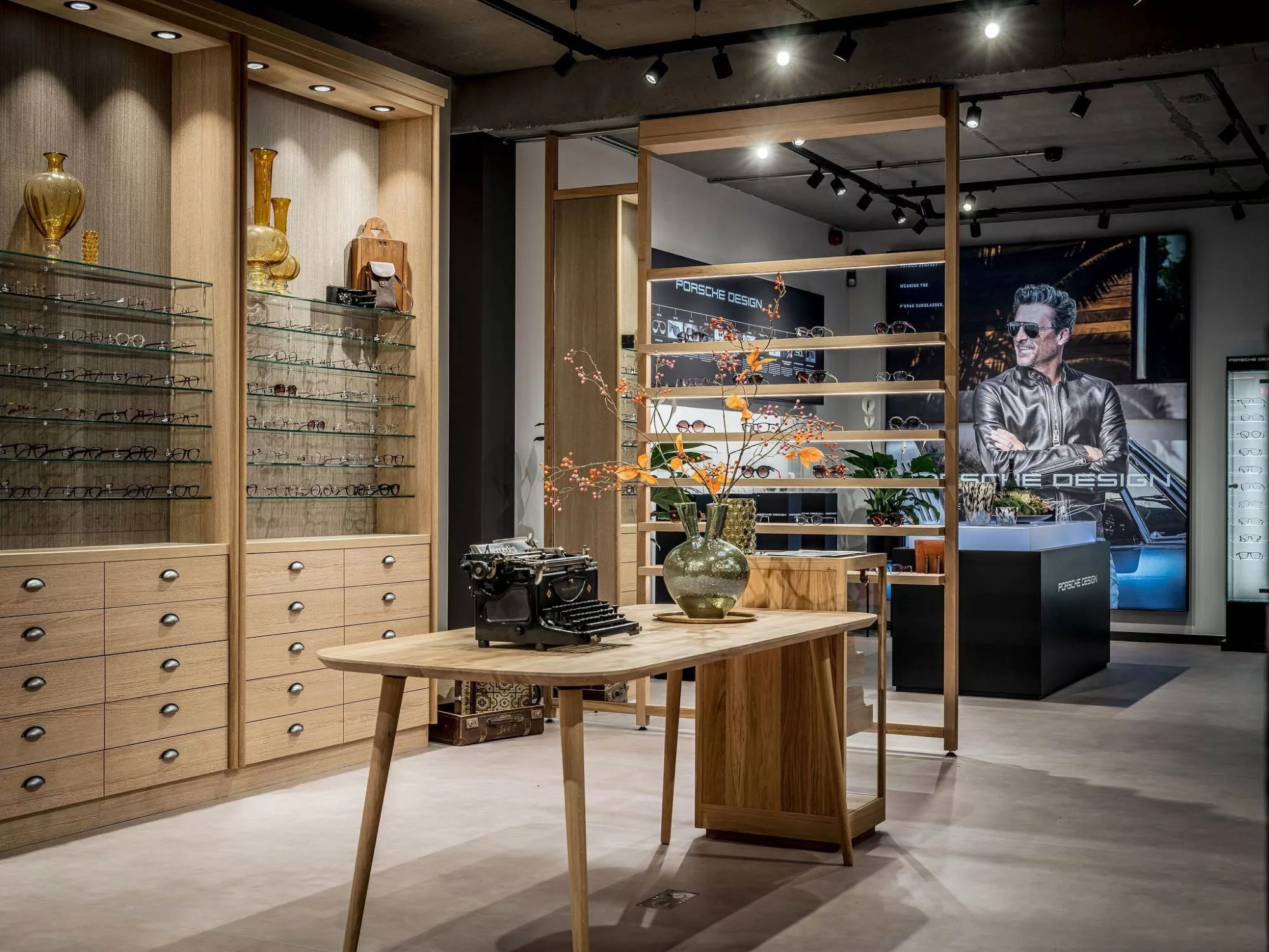 Không Gian Tinh Tế - Showroom Mắt Kính Phong Cách Hiện Đại