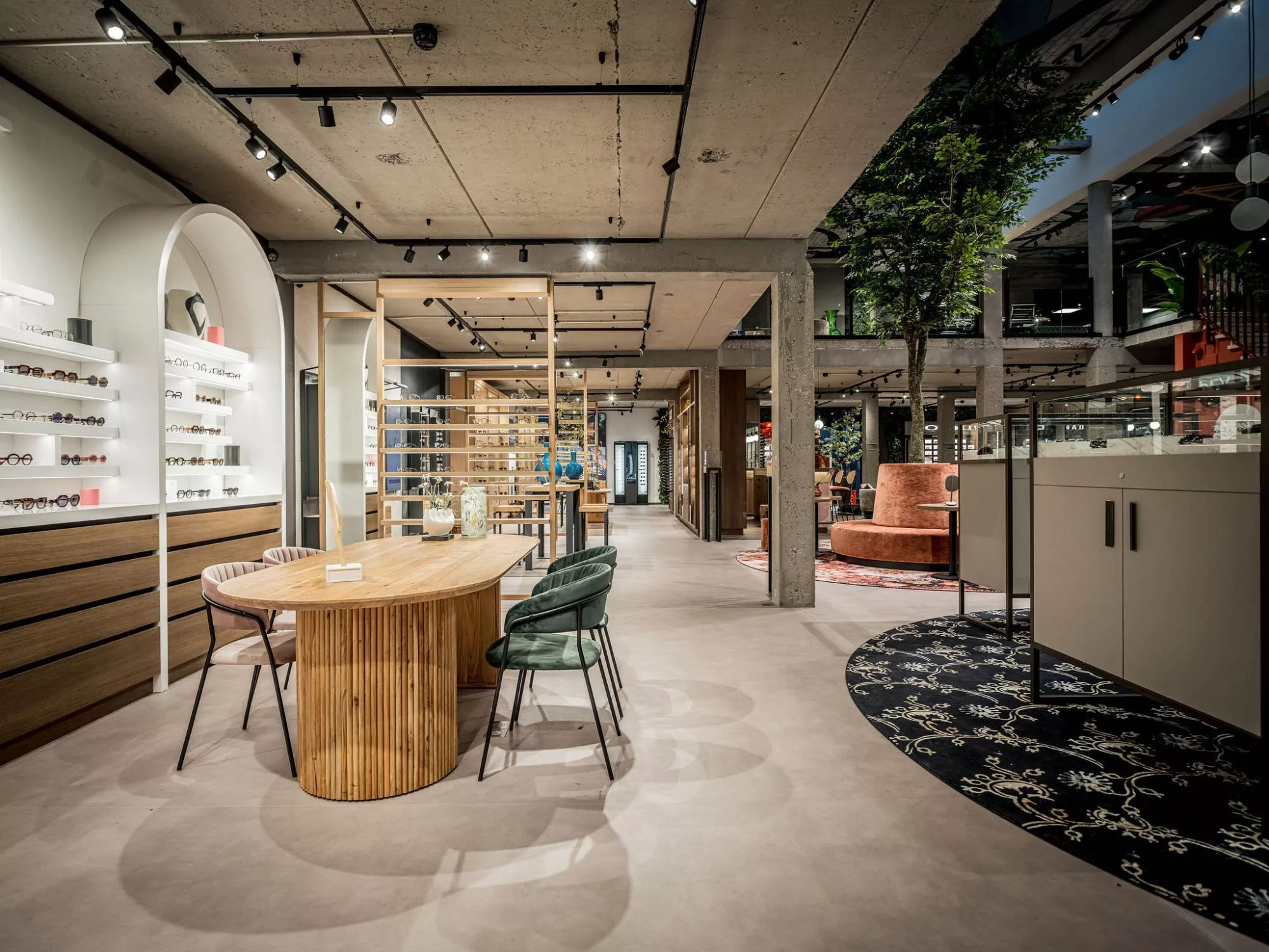 Không Gian Tinh Tế - Showroom Mắt Kính Phong Cách Hiện Đại