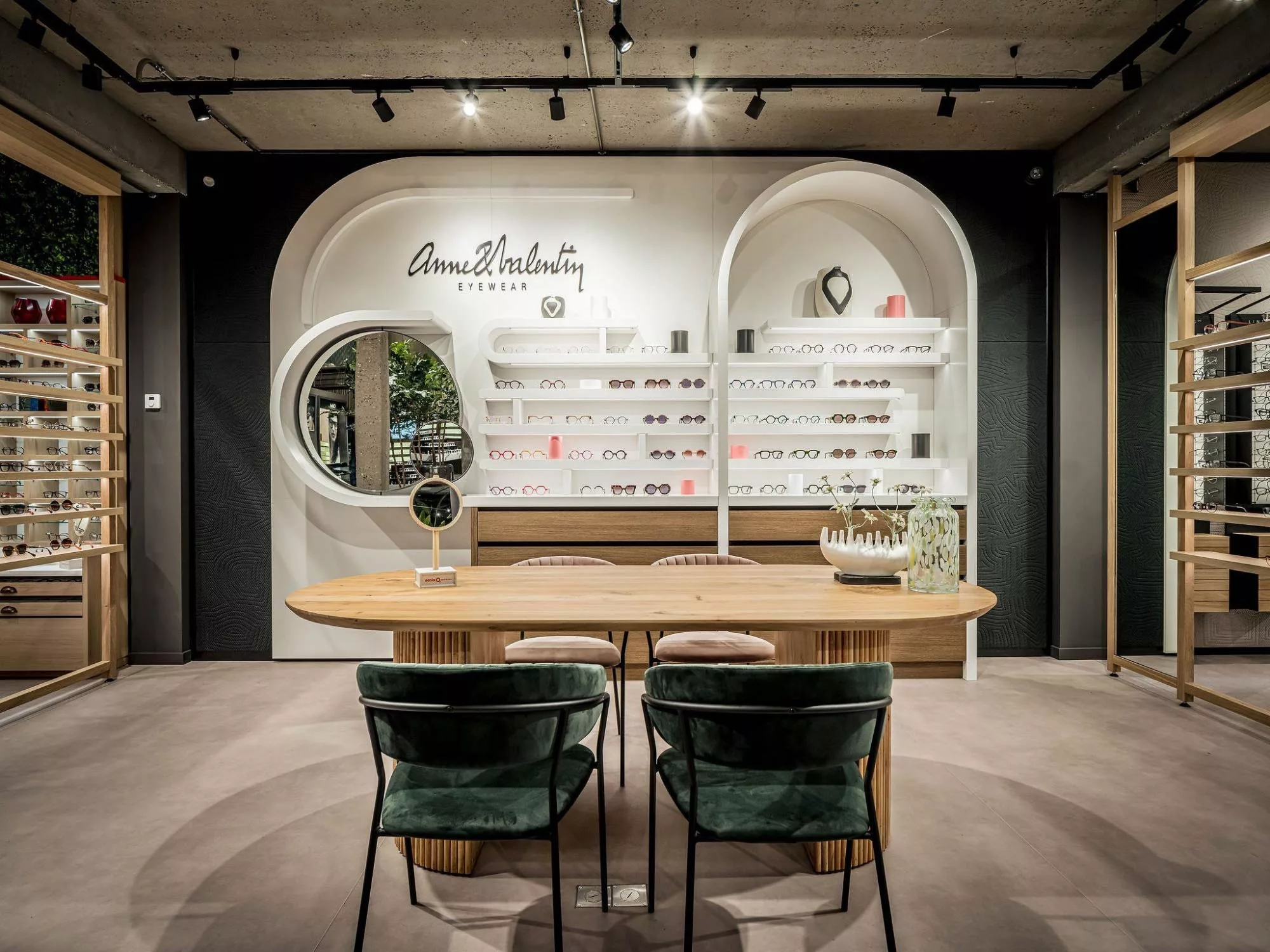 Không Gian Tinh Tế - Showroom Mắt Kính Phong Cách Hiện Đại
