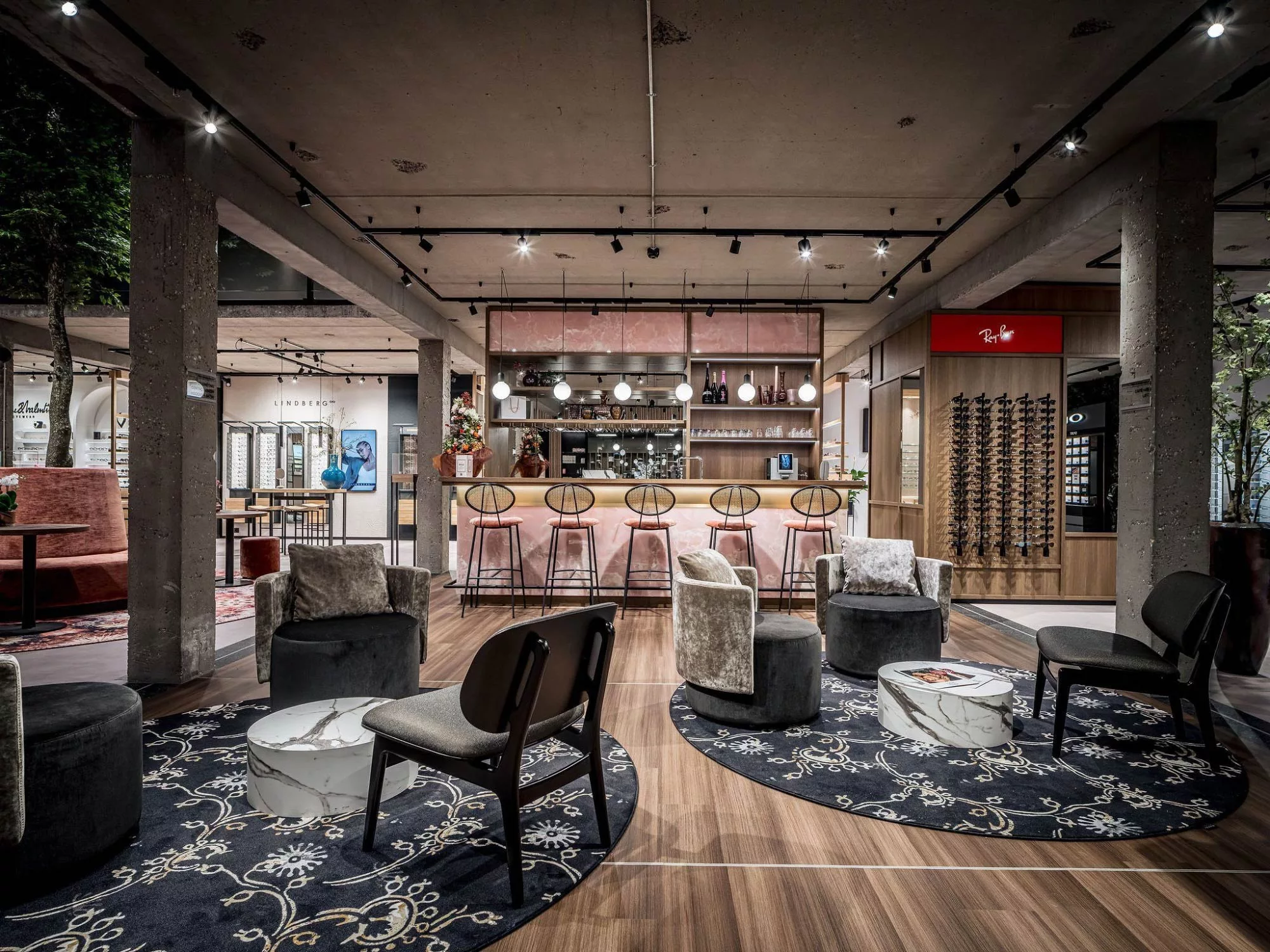 Không Gian Tinh Tế - Showroom Mắt Kính Phong Cách Hiện Đại