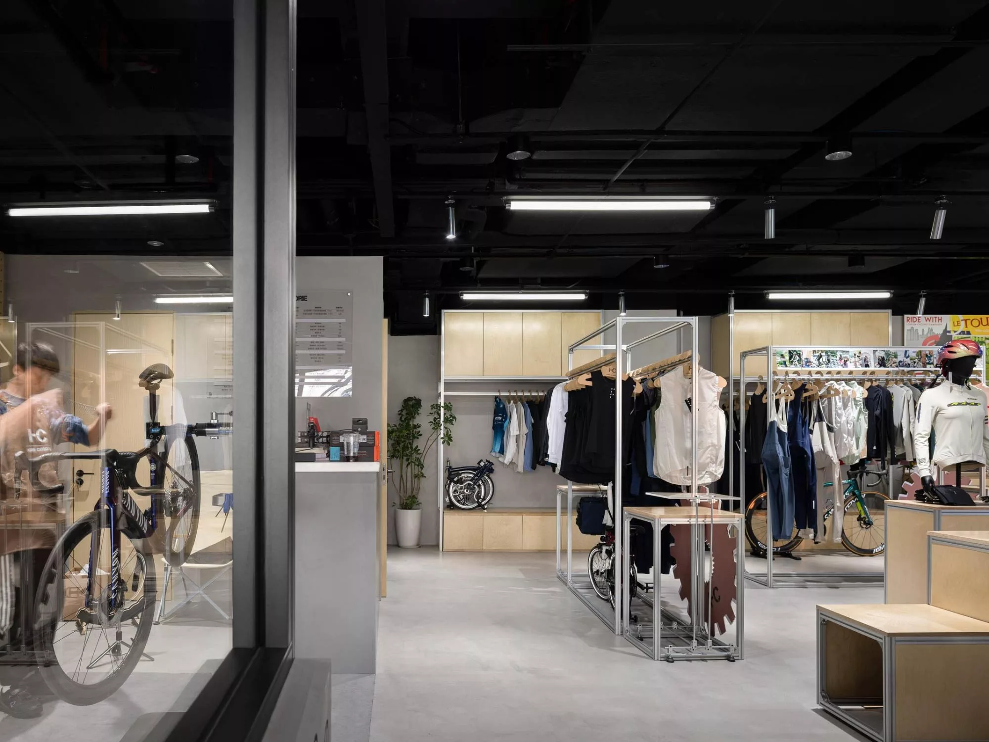 Không Gian Đạp Xe Trải Nghiệm - Hors Showroom