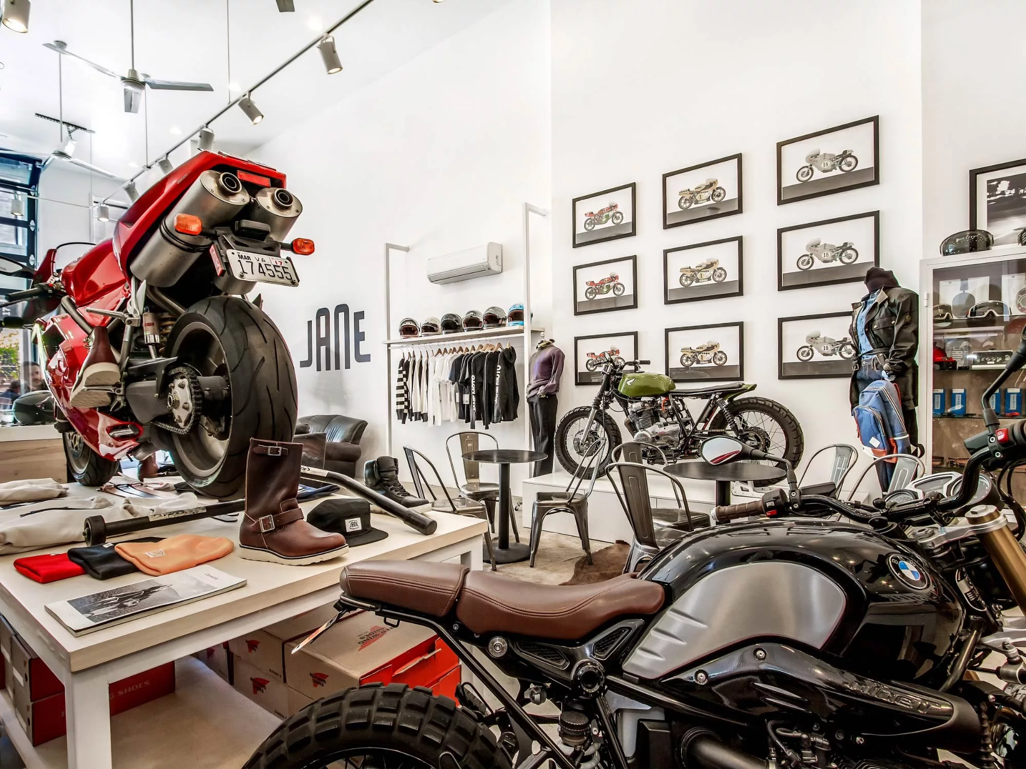 Không Gian Tinh Tế: Jane Gallery - Trải Nghiệm Mới Về Xe Máy