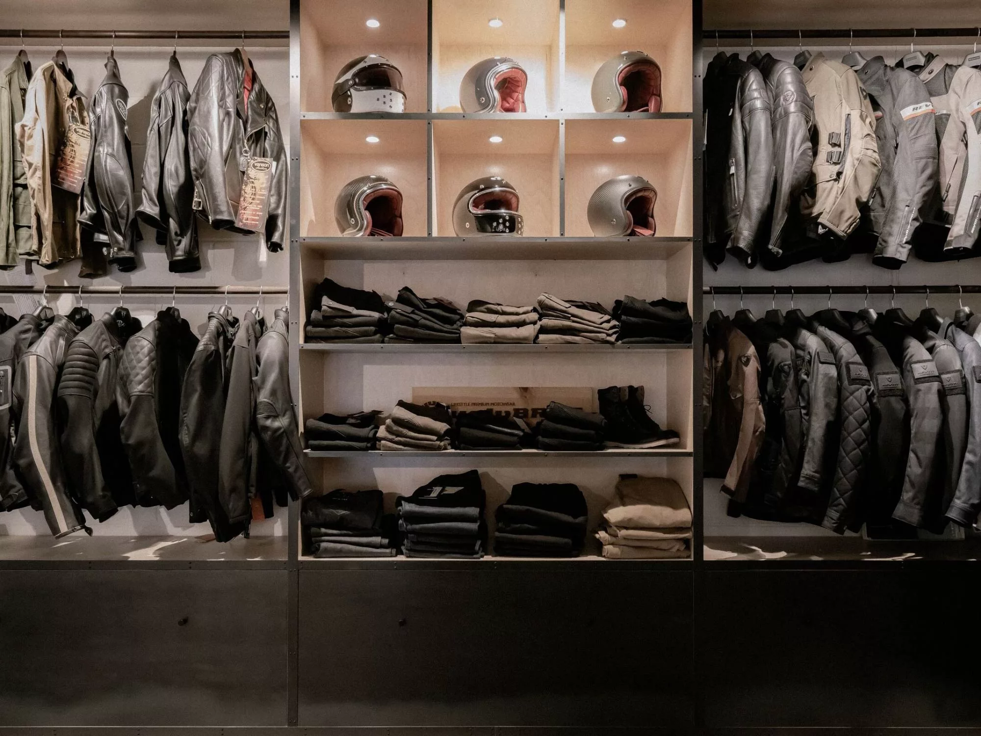 Không Gian Tương Lai: Showroom Xe Đẳng Cấp Vinh Quang