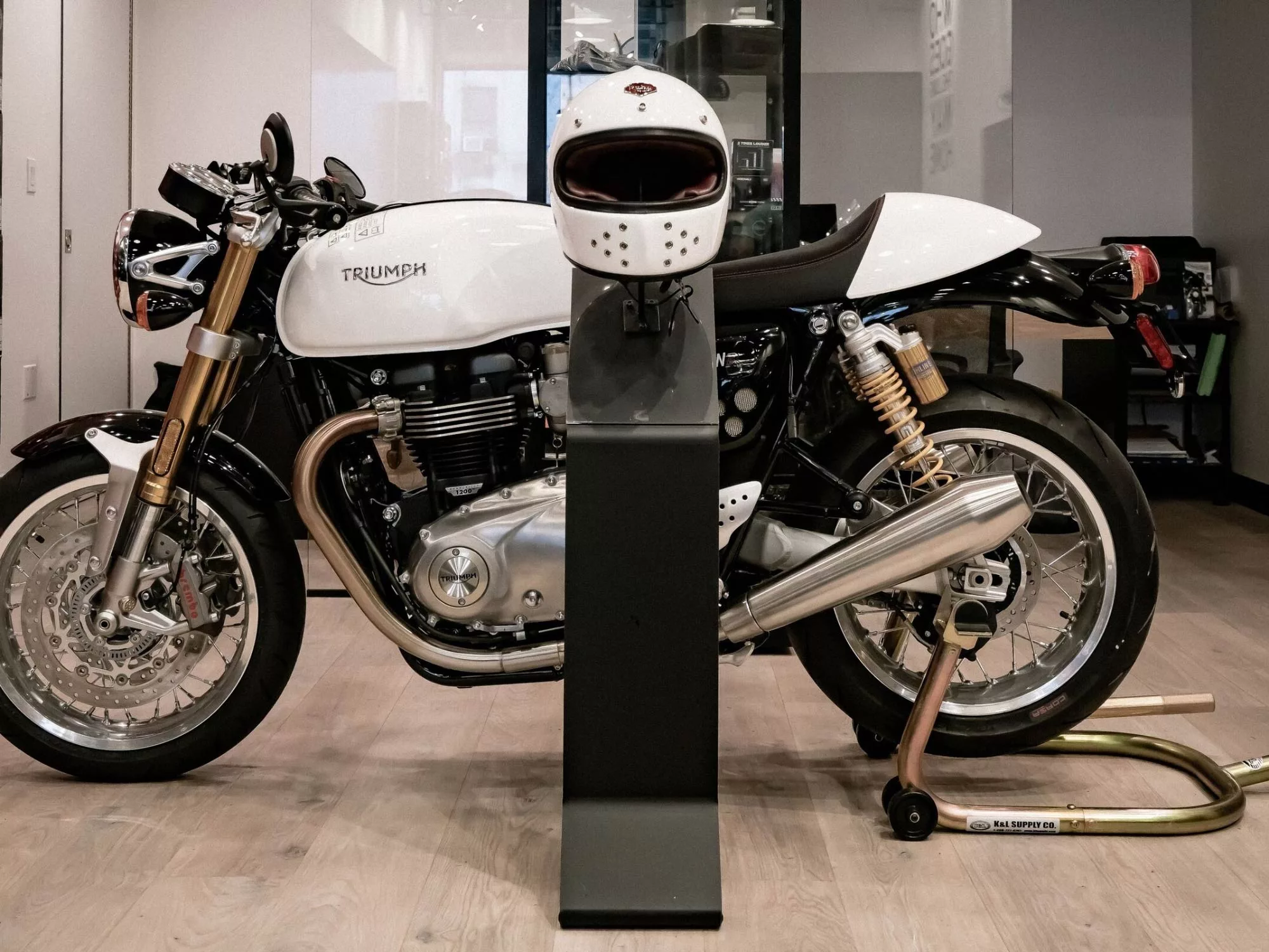 Không Gian Tương Lai: Showroom Xe Đẳng Cấp Vinh Quang
