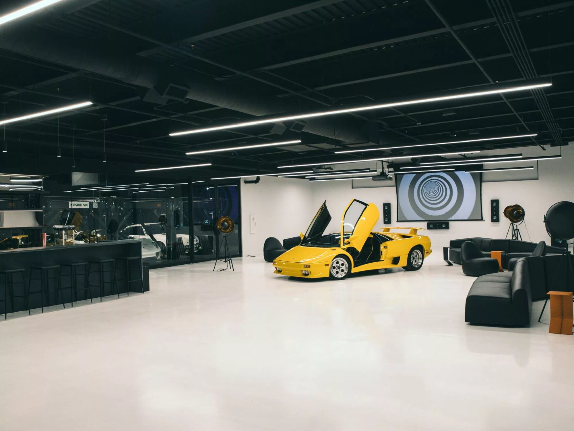 Không Gian Trải Nghiệm Đa Tầng – Showroom Ô Tô Vạn Hạnh