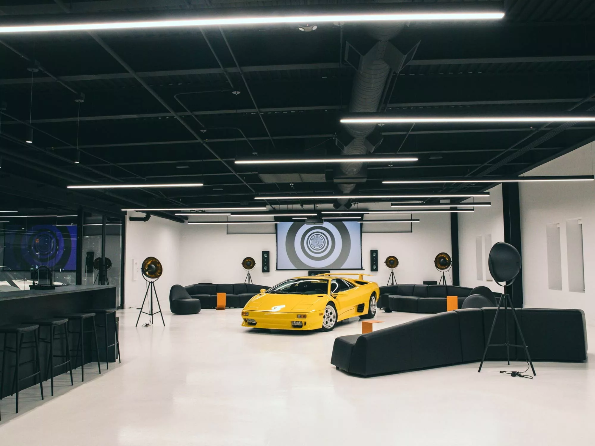 Không Gian Trải Nghiệm Đa Tầng – Showroom Ô Tô Vạn Hạnh