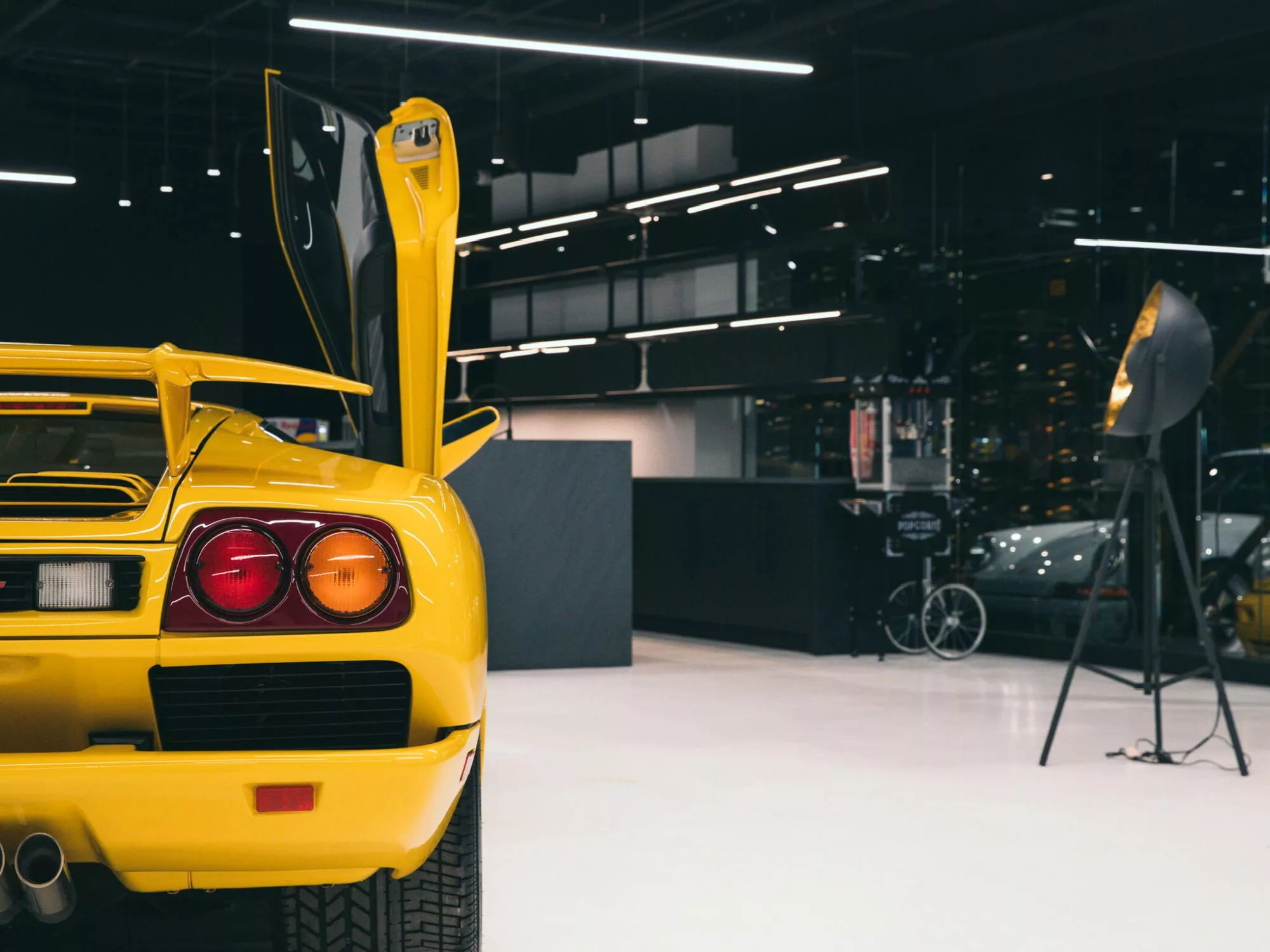 Không Gian Trải Nghiệm Đa Tầng – Showroom Ô Tô Vạn Hạnh