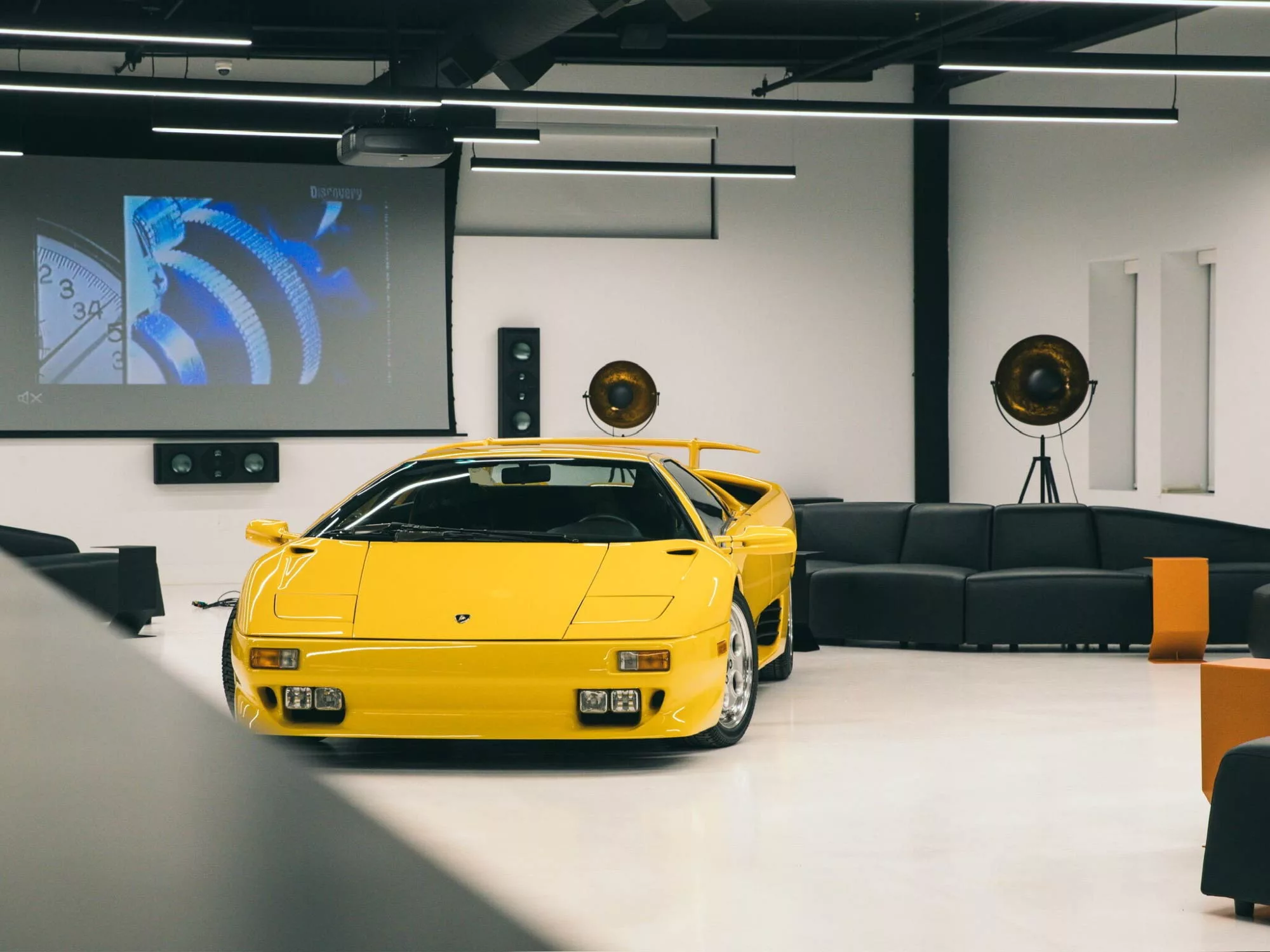 Không Gian Trải Nghiệm Đa Tầng – Showroom Ô Tô Vạn Hạnh