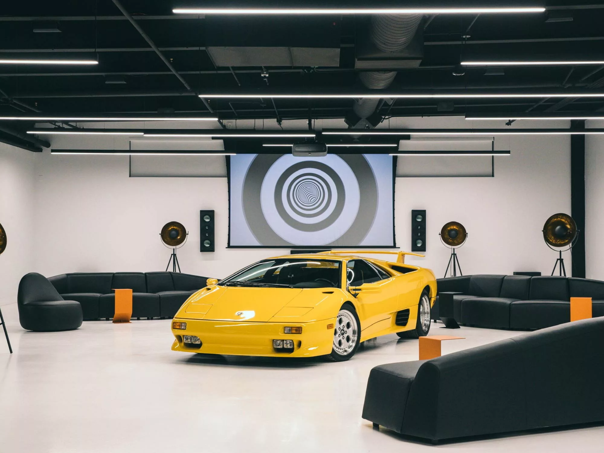 Không Gian Trải Nghiệm Đa Tầng – Showroom Ô Tô Vạn Hạnh