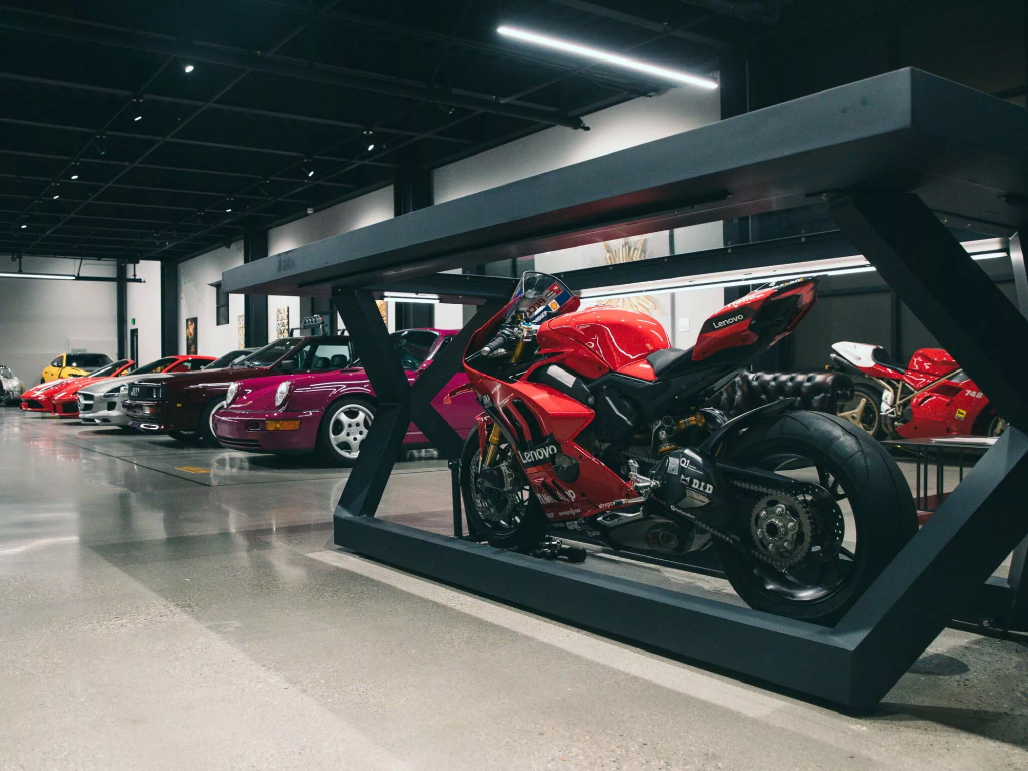 Không Gian Trải Nghiệm Đa Tầng – Showroom Ô Tô Vạn Hạnh